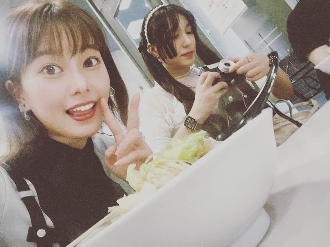 小見川千明のインスタグラム：「弘前のソウルフード「中みそラーメン」🍜♥️(スワイプ推奨！まるで四コマ。笑) ⁡ ラーメンが大好きなので嬉しかったです！ 生姜が凄く効いていてとっても美味しかったです！ 汁だけで白米食べられる(真顔) ⁡ ┈┈┈┈┈┈┈┈┈┈ 大偏食家なのでお野菜が食べられず…😢 麺を完食したのにbefore|afterが変わらなさすぎて申し訳ない… ⁡ りんごジュースと一緒に頂きました🍎🤍 ⁡ ┈┈┈┈┈┈┈┈┈┈ 白いお洋服が汚れそうだけど、紙エプロンや上着など防御できるものがなかったので クリムトのバックを首から下げて対処しました。笑 ⁡  *⋆꒰ঌ┈┈┈┈┈┈┈┈┈໒꒱⋆*  #写真 #photo  #filmcamera #natural  #smile  #filmphotography #film #フィルムカメラ #anime  #manga #comic #model  #voiceactor #voiceactress #配音演员 #声優 #Japan #kawaii #kawaiigirl #model  #小見川千明  #小千姬 #귀여워 #셀스타그램 #셀카 #여행  #弘前グルメ #弘前  #太宰治   *⋆꒰ঌ┈┈┈┈┈┈┈┈┈໒꒱⋆*」