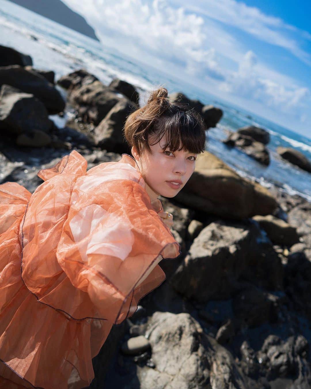 NIKIIEのインスタグラム：「Hello Autumn, hello new me☁️ アーティスト写真が新しくなりました。 あなたとどこかで出会うことを願って🌏🎤🎧  📷 @kenji_agata  👚 @kaoiwaki  ❤️ @ide_ayaka_official   #nikiie」