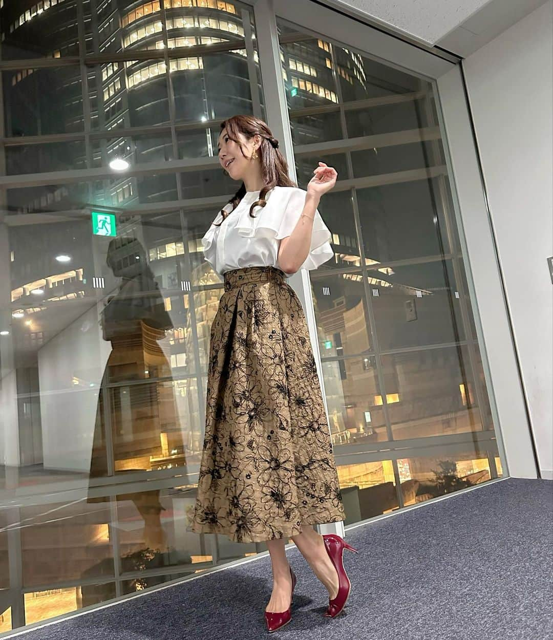 穂川果音さんのインスタグラム写真 - (穂川果音Instagram)「木曜アベプラ衣装👗  tops→ @nw_select  skirt→ @swingle_official  #天気　#天気コーデ　#気象予報士　#アベプラ　#雨の日コーデ　#30度の日コーデ　#9月コーデ　#秋コーデ　#初秋コーデ」9月23日 12時01分 - hokawakanonn