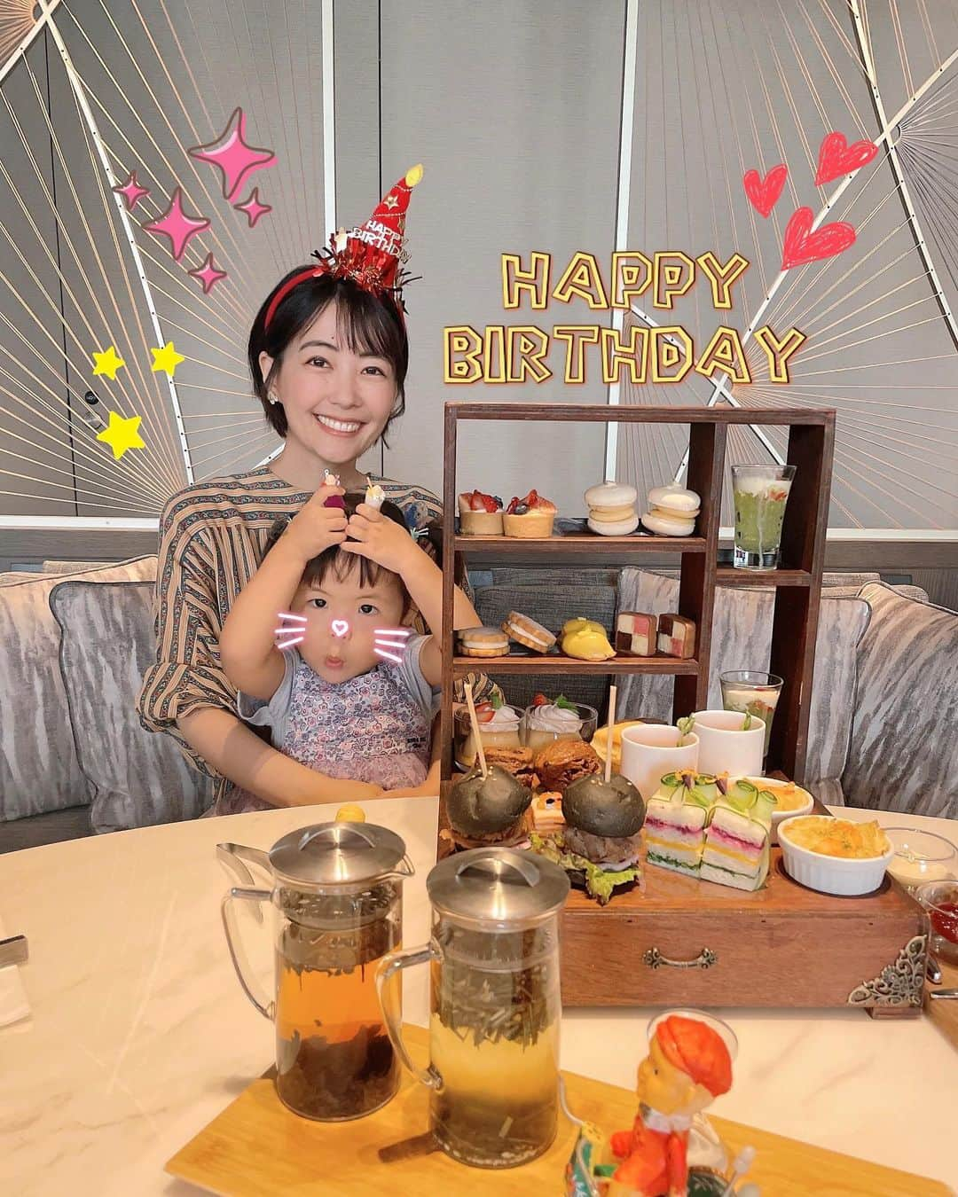 うえむらちかのインスタグラム：「ℍ𝔹𝔻 ⁡ 9月23日になり今年も無事に 誕生日を迎えることができました♡ ⁡ 姪っ子ちゃんが @hilton.hiroshima の 『NEOレトロ』アフタヌーンティー でお祝いしてくれました🎂 ⁡ メロン味のジュレにシャンパン風ゼリーを合わせた「ネオクリームソーダーゼリー」で乾杯🥂 ⁡ 楽しかった〜🤩 ⁡ 沢山お祝いメッセージも ありがとうございます🎉🍾 ⁡ ⁡ #誕生日 #HAPPYBIRTHDAY  #afternoontea #お茶 #広島 #ヒルトン #広島アフタヌーンティー #広島スイーツ #スイーツ #アフタヌーンティー #広島ホテル #ヒルトン広島 #ヒルトンホテル #ホテルカフェ #カフェ #広島カフェ #カフェすきな人と繋がりたい #カフェ巡り #カメラ好きな人と繋がりたい #スイーツ部 #カフェ部」