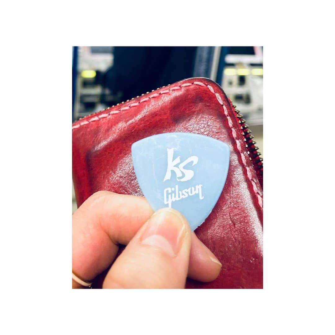 のインスタグラム：「. 昨夜とびきり嬉しいことがありましてね...🐈‍⬛💨  斉藤和義さん30周年ツアーファイナルの国際フォーラムへ行ってきました。 ちょっとすごすぎた。和義さんとバンドメンバーの皆さんのエネルギーに吸い込まれそうになるギリギリのところでずっと心が震えてた。体の中の細胞も全員歓声あげてた。なんていうか心が筋肉痛です。 圧巻の3時間でした🔥 それだけでもね 心は最上級に満たされていたのにね なんとね アンコールも終わり 和義さんが去る時に 客席に向かって ブーメランみたいに投げたピックが こんなにちっちゃなピックが まさか 22列目の私のところへは くるわけないと思いながら 見ていたら まさかの 私のところへ 飛んできた🫨 正確には 席の前の手すりに畳んでかけていた 私の傘の中🌂にインした🫨🫨🫨 そんなキセキ あるかい？？？？？？ 昨夜の3時間とそのキセキのご褒美で 当分頑張ってゆけそうです  お客様退場の時色々な方に"おめでとうございます"をいただいてしまってすんごくニヤけてたのは私ですせっちゃんファンの皆さんありがとうございます😭  これからもずっと追いかけます、斉藤和義さん！！ 30周年おめでとうございます！！ #これからもヨロチクビーム ！！ 1993-2023 30＜31」