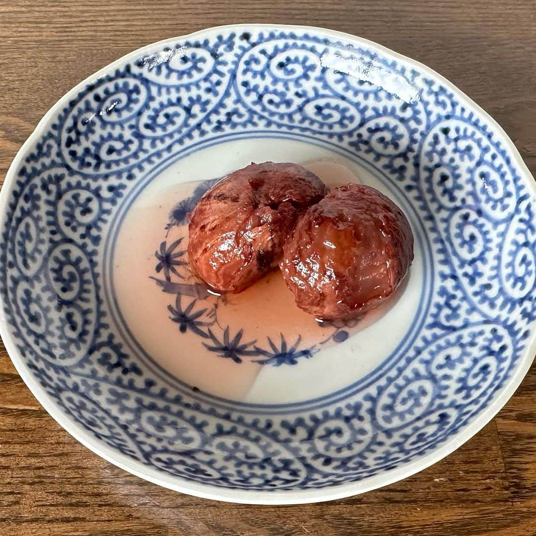 神野美伽さんのインスタグラム写真 - (神野美伽Instagram)「9月23日  みなさん こんにちは  今朝は、 朝食に、依子さんが作ってくれたリンゴ煮にヨーグルトをかけてたっぷりといただきました。 パウダーシナモンではなく、スティックのシナモンを使って作ったとても美味しいリンゴ煮です！  朝食のあと、 トレーナーの田中さんに来ていただき身体のバランスを整え、 とても良い感じ。  いま、この状態で歌うと、 きっと良い声がでますよ（笑）  一週間に一度のペースで、田中さんのケアを受けてトレーニングの仕方のアドバイスも受ける。 これは、 今の私が仕事をして行く上で不可欠なことです。  いろいろ大変ですが（笑）、 ま、 「人生、こんなもんだ」と思いながら、 楽しく毎日やっています（笑）  そうそう！  数日前に作った「栗の渋皮煮」  作るのは大変ですが、 食べるのは易しで、アッと言う間になくなります（笑）  残りわずかなので、 写真を撮っておきました  #トレーニング　#体のメンテナンス　#リンゴ煮　#栗渋皮煮　#スティックシナモン　#秋の味覚」9月23日 12時03分 - mika_shinno_japan