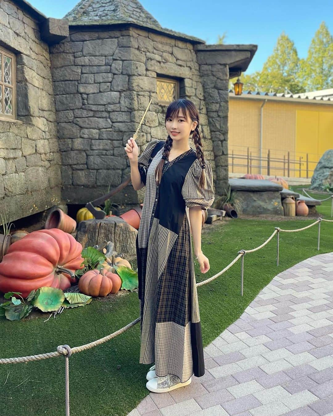 のインスタグラム：「おはよう( '-'🫶🏻)☀️ まだ外暑すぎますわ〜〜 . ハリーポッターツアーでパシャリ📸 ハグリッドのお家シリーズ （笑） . 今日は沖縄に前乗りです∠(￣^￣)ﾄﾞｷﾄﾞｷ💗 沖縄コレクション頑張ってきます！ . . onepiece: #furfur  shoes: #diana  . #ハリーポッター #ハリポタツアー  #ハリポタ #私服 #harrypotter」