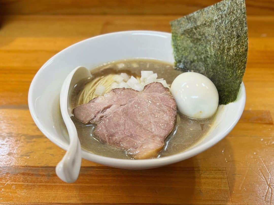 SUSURUのインスタグラム：「日本一の煮干しラーメン店。 レジェンド、イチカワさんへ。 いつ食べてもうまい！最強。 #susuru_tv #煮干中華ソバイチカワ #つくば #茨城 #醤油 #和え玉 #超うまい  #ラーメン #らーめん #ramen #ラーメン部 #ramennoodles #毎日ラーメン生活 #麺スタグラム #japaneseramen #japanramen #foodstagram #foodie #noodles #instanoodle #instaramen #instafood #茨城ラーメン #煮干しラーメン #純煮干し #イチカワ」