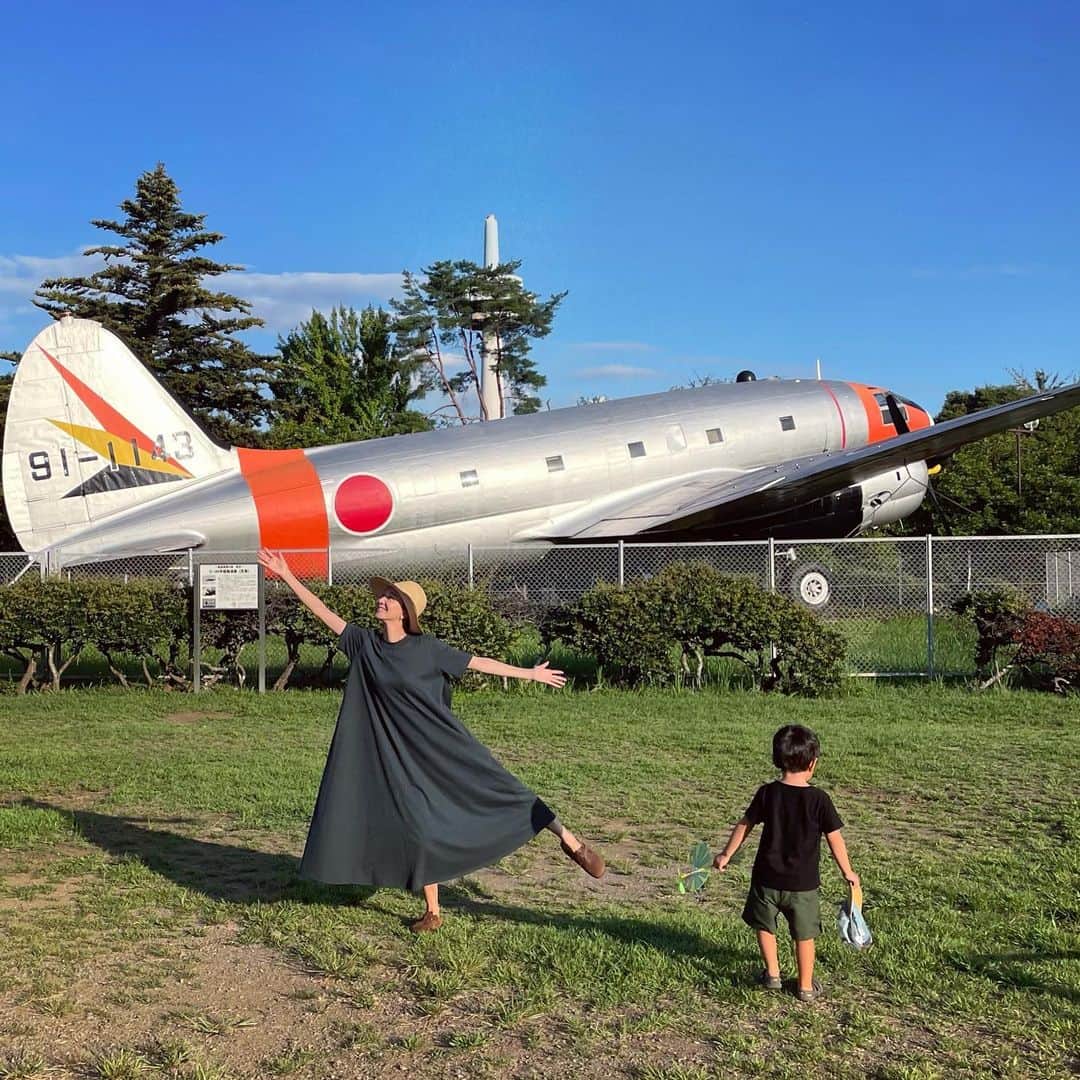 愛可さんのインスタグラム写真 - (愛可Instagram)「・ 飛行機大好き息子くんを喜ばせるべく 埼玉にある『所沢航空発祥記念館』へ車旅してきました。  その昔に軍の研究所があった所沢飛行場の跡地、 所沢航空記念公園内にあるだけあり 世界中のレトロな軍用機が所狭しと展示してありました。 入館した時の圧倒の景色に息子は大興奮💨  色々なシュミレーターもあり、これまた渋めで 大人も楽しめました。  息子の大好きなジブリアニメ 『風立ちぬ』の主人公、堀越二郎のミニ特設展示もやっていて、作中で何度も登場した二郎さんの計算尺を見ては感激。  飛行機模型が充実したお土産コーナーでは 英仏で開発した今はなき超音速旅客機、コンコルドを購入。 これずっと探していましたが、どこにもなかったの！  併設の巨大なスクリーンでは、おしり探偵が宇宙に行く話と鳥の目線で渡り鳥を映すドキュメンタリー・ミラクルバード が上映していて、息子くん初めての映画館を経験。  外には旧型飛行機が展示してあったり、売店で買った模型飛行機を飛ばせる丘があったりと遊べるコンテンツ盛りだくさんでした！  神奈川からはなかなかの距離でしたが、行ってよかった。 そして来年1月からの堀越二郎回顧展は絶対に行きたいと思っています。  #所沢航空発祥記念館  #飛行男子」9月23日 12時09分 - aikick