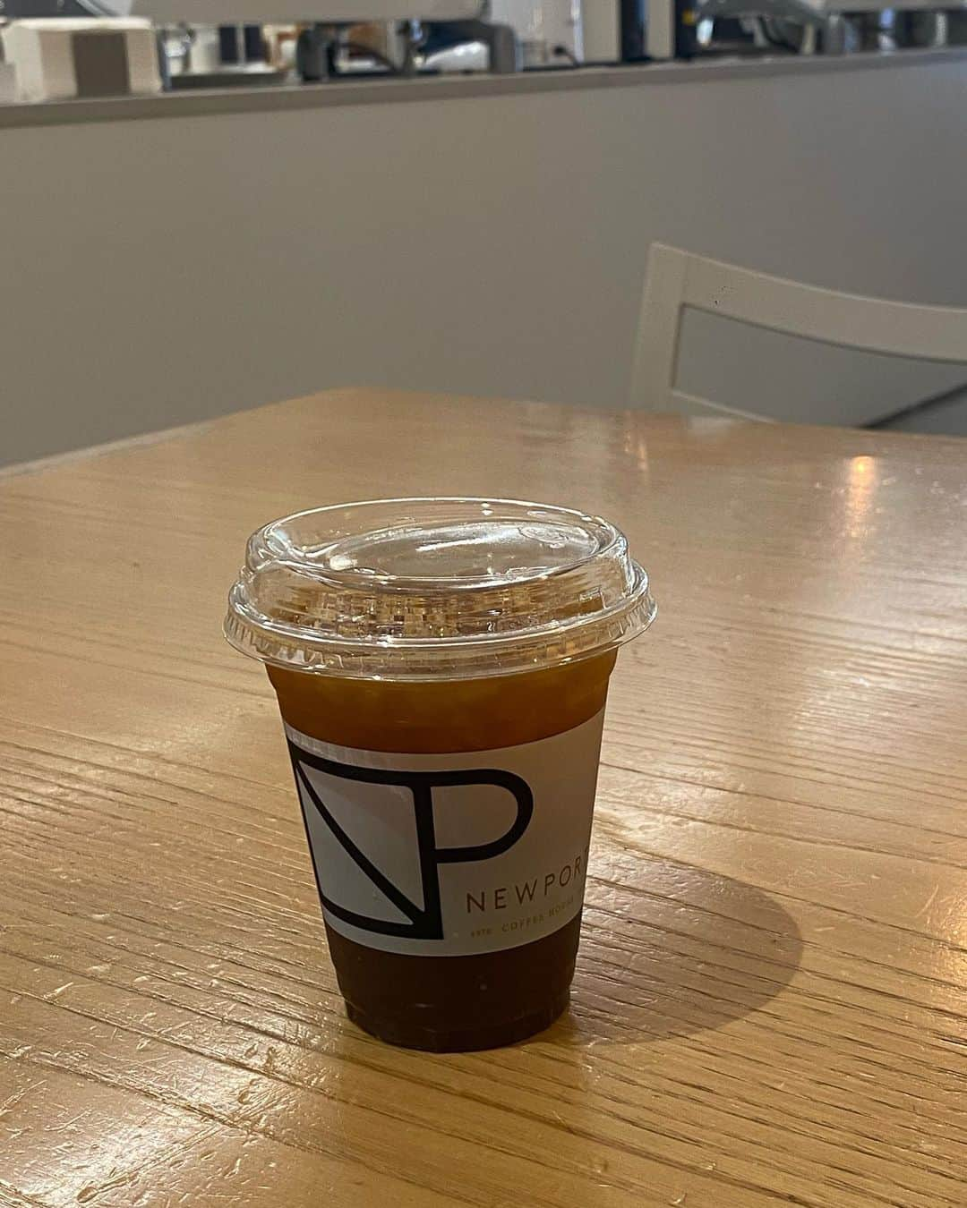 葉晟睿さんのインスタグラム写真 - (葉晟睿Instagram)「☕️ Newport Coffee House #kalvineats🇺🇸   • Kanel Bullar $5.45  • Americano $3.75  The iced americano was great, and the cafe's modern decor and cleanliness really stood out from others. The Kanel Bullar had a great texture, though the flavor wasn't my favorite.  兩個禮拜前來芝加哥第一次花錢的地方，也是第一次看到怎麼付小費🤣 當時的我還沒辦銀行跟信用卡，只能付現金🫠  今天再來感覺熟悉多了，而且喝了那麼多其實他們的咖啡算便宜了。最開始知道這間也是看YouTuber Amanda介紹的  #kalvineats #kalvineats🇺🇸 #kalvineats咖啡 #kalvintravel #kalvintravel🇺🇸 #newportcoffee   Newport Coffee House  📍 622 Davis St, Evanston, IL 60201 🚇 Davis [Purple Line] 🕰  7:00 ㏂—5:00 ㏘ (sun 8:00 ㏂—4:00 ㏘)  #evanstoncafe #evanstoncoffee #evanstonillinois #evanstoneats」9月23日 12時13分 - kalvin.yeh