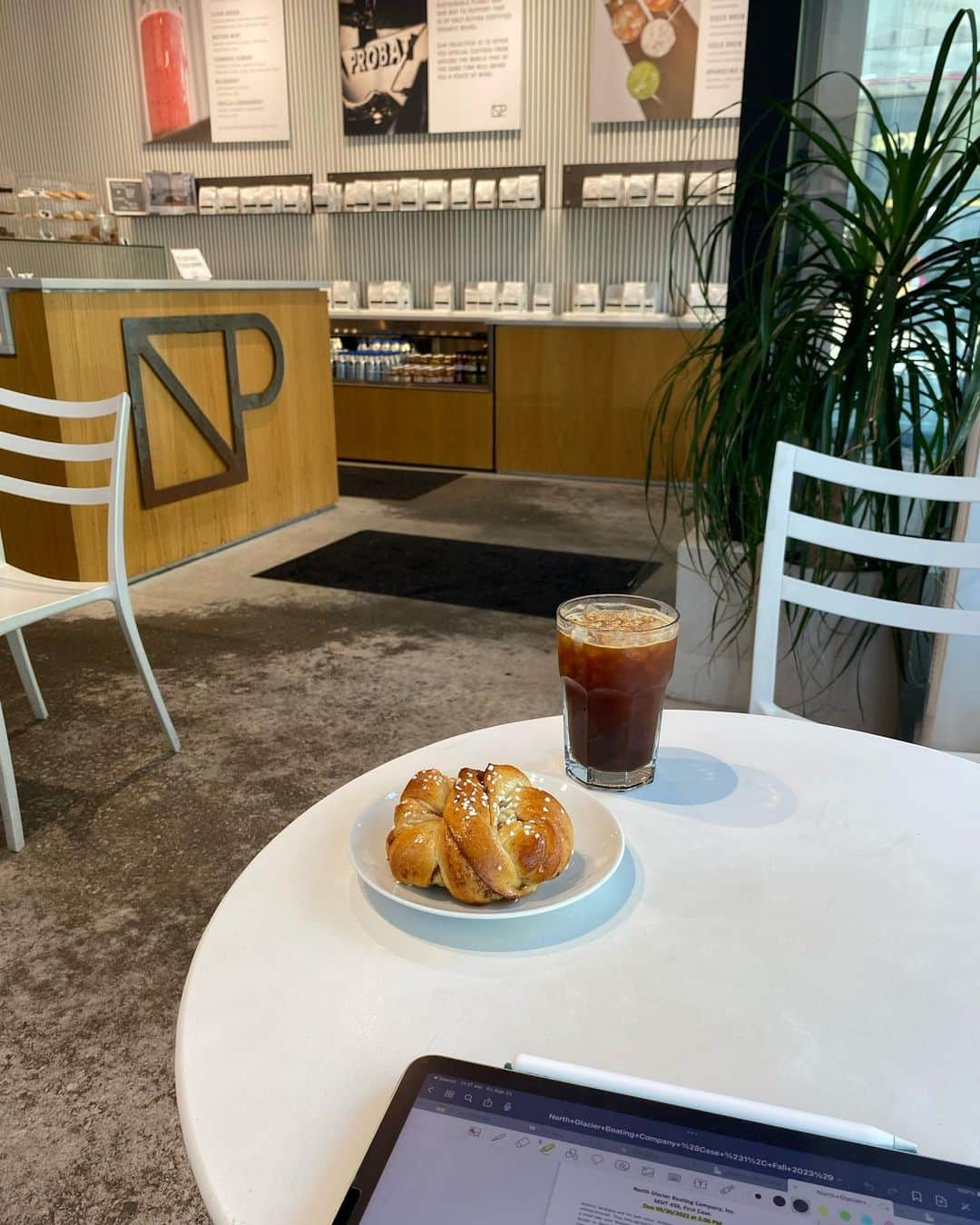 葉晟睿さんのインスタグラム写真 - (葉晟睿Instagram)「☕️ Newport Coffee House #kalvineats🇺🇸   • Kanel Bullar $5.45  • Americano $3.75  The iced americano was great, and the cafe's modern decor and cleanliness really stood out from others. The Kanel Bullar had a great texture, though the flavor wasn't my favorite.  兩個禮拜前來芝加哥第一次花錢的地方，也是第一次看到怎麼付小費🤣 當時的我還沒辦銀行跟信用卡，只能付現金🫠  今天再來感覺熟悉多了，而且喝了那麼多其實他們的咖啡算便宜了。最開始知道這間也是看YouTuber Amanda介紹的  #kalvineats #kalvineats🇺🇸 #kalvineats咖啡 #kalvintravel #kalvintravel🇺🇸 #newportcoffee   Newport Coffee House  📍 622 Davis St, Evanston, IL 60201 🚇 Davis [Purple Line] 🕰  7:00 ㏂—5:00 ㏘ (sun 8:00 ㏂—4:00 ㏘)  #evanstoncafe #evanstoncoffee #evanstonillinois #evanstoneats」9月23日 12時13分 - kalvin.yeh