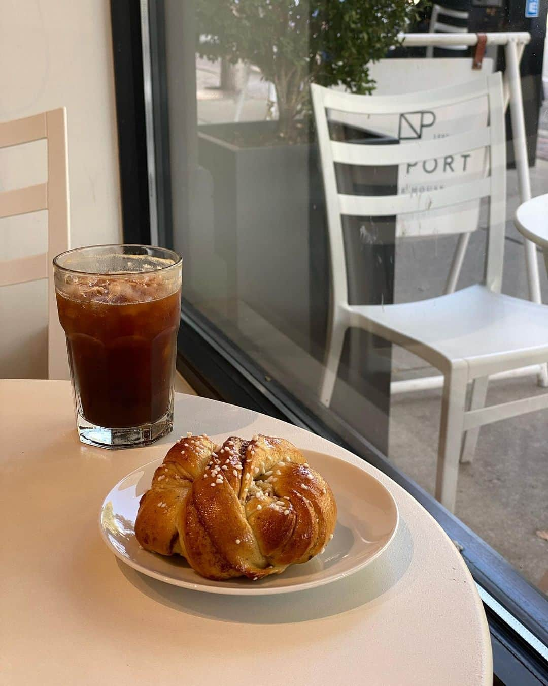 葉晟睿さんのインスタグラム写真 - (葉晟睿Instagram)「☕️ Newport Coffee House #kalvineats🇺🇸   • Kanel Bullar $5.45  • Americano $3.75  The iced americano was great, and the cafe's modern decor and cleanliness really stood out from others. The Kanel Bullar had a great texture, though the flavor wasn't my favorite.  兩個禮拜前來芝加哥第一次花錢的地方，也是第一次看到怎麼付小費🤣 當時的我還沒辦銀行跟信用卡，只能付現金🫠  今天再來感覺熟悉多了，而且喝了那麼多其實他們的咖啡算便宜了。最開始知道這間也是看YouTuber Amanda介紹的  #kalvineats #kalvineats🇺🇸 #kalvineats咖啡 #kalvintravel #kalvintravel🇺🇸 #newportcoffee   Newport Coffee House  📍 622 Davis St, Evanston, IL 60201 🚇 Davis [Purple Line] 🕰  7:00 ㏂—5:00 ㏘ (sun 8:00 ㏂—4:00 ㏘)  #evanstoncafe #evanstoncoffee #evanstonillinois #evanstoneats」9月23日 12時13分 - kalvin.yeh