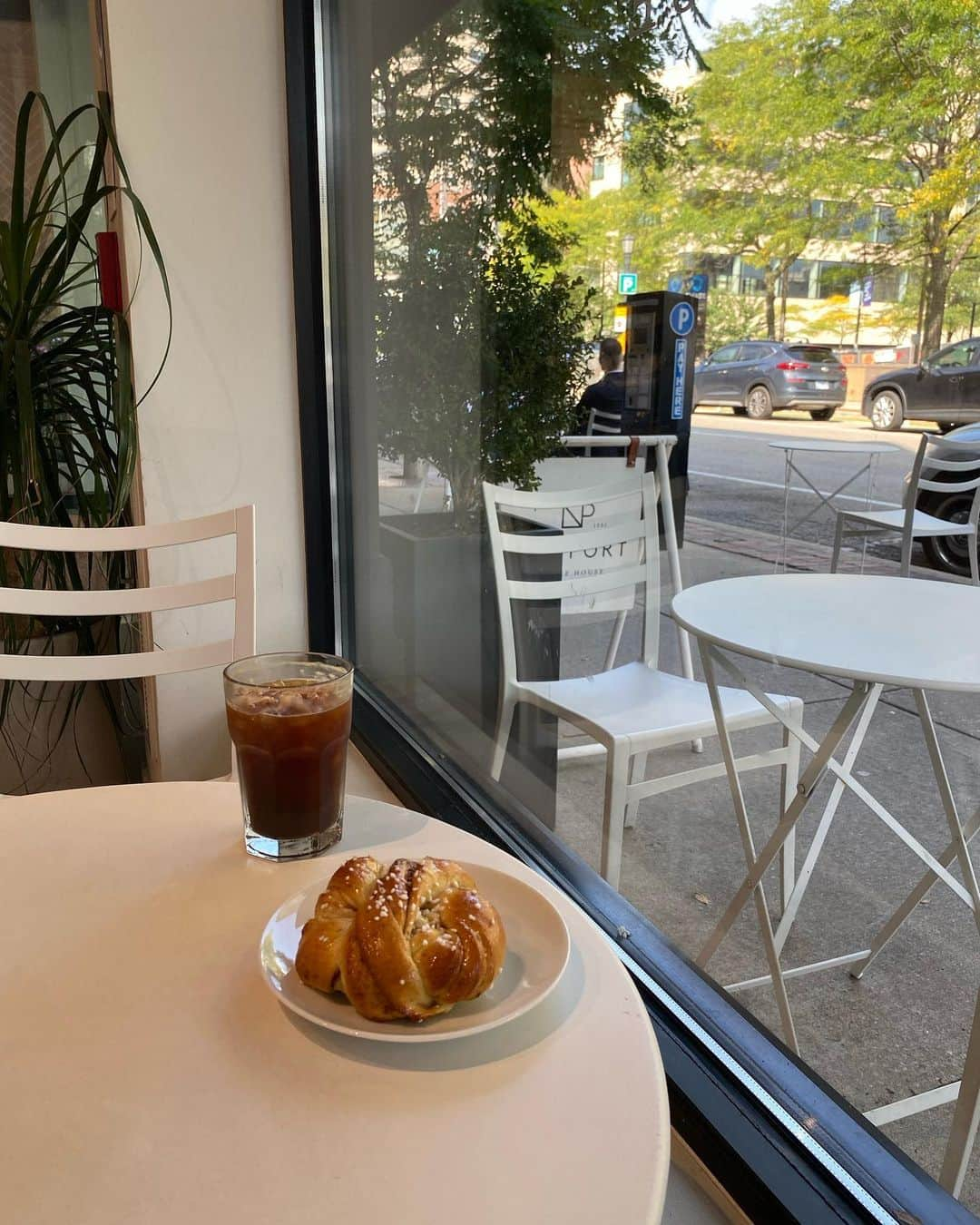 葉晟睿さんのインスタグラム写真 - (葉晟睿Instagram)「☕️ Newport Coffee House #kalvineats🇺🇸   • Kanel Bullar $5.45  • Americano $3.75  The iced americano was great, and the cafe's modern decor and cleanliness really stood out from others. The Kanel Bullar had a great texture, though the flavor wasn't my favorite.  兩個禮拜前來芝加哥第一次花錢的地方，也是第一次看到怎麼付小費🤣 當時的我還沒辦銀行跟信用卡，只能付現金🫠  今天再來感覺熟悉多了，而且喝了那麼多其實他們的咖啡算便宜了。最開始知道這間也是看YouTuber Amanda介紹的  #kalvineats #kalvineats🇺🇸 #kalvineats咖啡 #kalvintravel #kalvintravel🇺🇸 #newportcoffee   Newport Coffee House  📍 622 Davis St, Evanston, IL 60201 🚇 Davis [Purple Line] 🕰  7:00 ㏂—5:00 ㏘ (sun 8:00 ㏂—4:00 ㏘)  #evanstoncafe #evanstoncoffee #evanstonillinois #evanstoneats」9月23日 12時13分 - kalvin.yeh