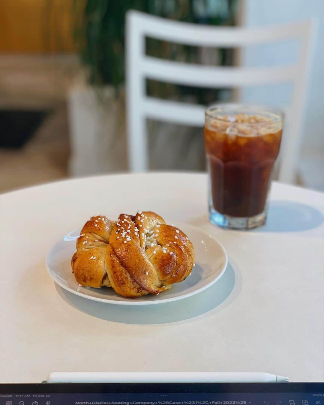 葉晟睿のインスタグラム：「☕️ Newport Coffee House #kalvineats🇺🇸   • Kanel Bullar $5.45  • Americano $3.75  The iced americano was great, and the cafe's modern decor and cleanliness really stood out from others. The Kanel Bullar had a great texture, though the flavor wasn't my favorite.  兩個禮拜前來芝加哥第一次花錢的地方，也是第一次看到怎麼付小費🤣 當時的我還沒辦銀行跟信用卡，只能付現金🫠  今天再來感覺熟悉多了，而且喝了那麼多其實他們的咖啡算便宜了。最開始知道這間也是看YouTuber Amanda介紹的  #kalvineats #kalvineats🇺🇸 #kalvineats咖啡 #kalvintravel #kalvintravel🇺🇸 #newportcoffee   Newport Coffee House  📍 622 Davis St, Evanston, IL 60201 🚇 Davis [Purple Line] 🕰  7:00 ㏂—5:00 ㏘ (sun 8:00 ㏂—4:00 ㏘)  #evanstoncafe #evanstoncoffee #evanstonillinois #evanstoneats」