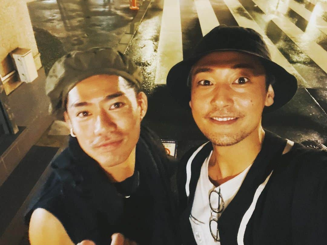 福士誠治さんのインスタグラム写真 - (福士誠治Instagram)「#高橋大輔 久々に会う事が出来ましたぁー 相変わらず素敵で良いやつ！  今度の演出の舞台も自分でチケット取って来てくれる。 泣けるやつやぁー  それにしても少し大輔の方だけブレてるような笑笑 大輔動いてない？笑笑  よしっ 26日が初日だからもう一踏ん張り！ 更に素敵なものになるために頑張りまっす  #福士誠治 #ご飯 #久しぶり #舞台 #演劇 #下北沢オフオフシアター #漂う傍観者ども」9月23日 12時15分 - seiji_fukushi