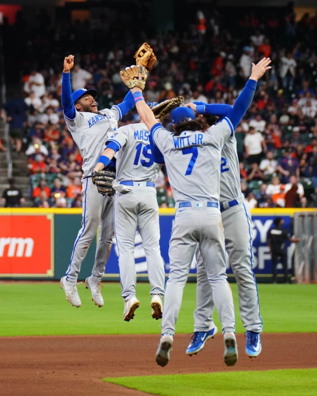 カンザスシティ・ロイヤルズさんのインスタグラム写真 - (カンザスシティ・ロイヤルズInstagram)「Took the win streak on the road. #HEYHEYHEYHEY」9月23日 12時15分 - kcroyals