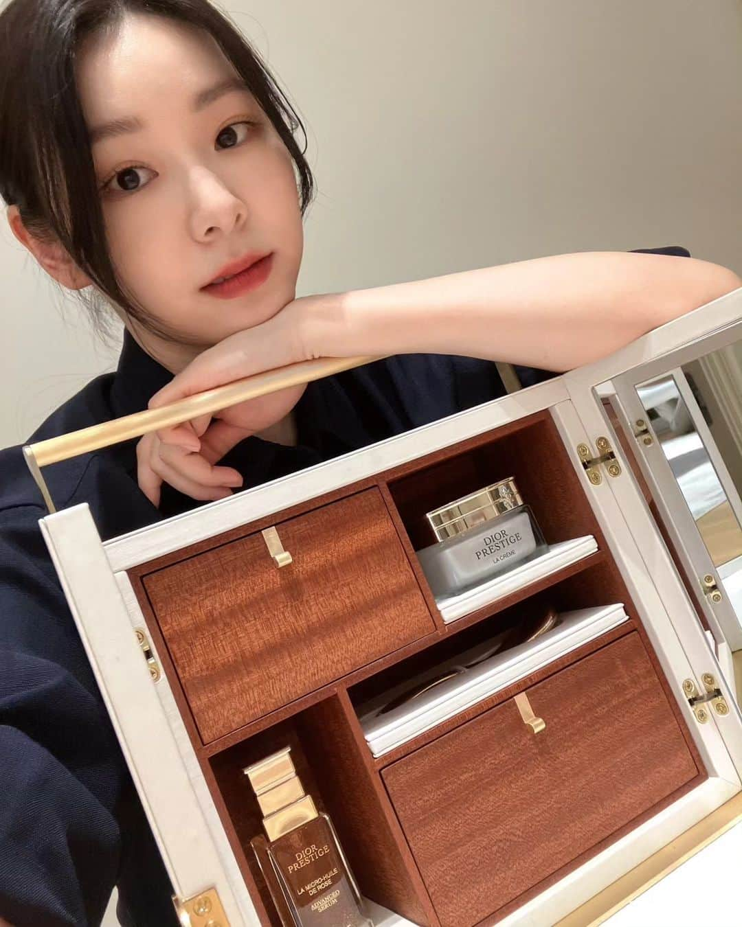 キム・ヨナのインスタグラム：「🎁🤍 #디올프레스티지 #디올로즈앰플세럼 #디올라크렘므」