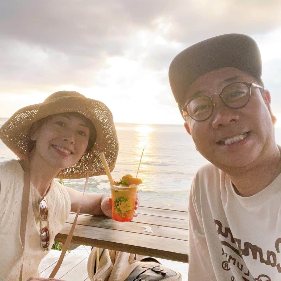 秋本ゆかりさんのインスタグラム写真 - (秋本ゆかりInstagram)「🌻夏休みの備忘録🌻 2泊3日で行った沖縄家族旅行✈️  〜2日目・バンタカフェ〜  ホテルに戻る途中に、行ってみたかった星野リゾート、バンタカフェへ。  ちょうどサンセットの時間と重なり、良いタイミングでした🌇  気持ちのいい最高のロケーションで 大人は海眺めながらゆっくり。 子どもは目の前の海の波打ち際で貝殻拾ったり🐚お山作ったり、ちゃぷちゃぷしたり。 最後は結局濡れるよねw  . ∞∞∞∞∞∞∞∞∞∞∞∞∞∞∞∞∞∞∞ ☑︎星野リゾート BANTA CAFE ☑︎沖縄県中頭郡読谷村儀間560 ☑︎10:00〜日の入り ☑︎駐車場あり ∞∞∞∞∞∞∞∞∞∞∞∞∞∞∞∞∞∞∞  . #沖縄#沖縄旅行#家族旅行#okinawa#okinawatrip#沖縄カフェ #星野リゾート#bantacafe」9月23日 12時16分 - akimoto_yukari