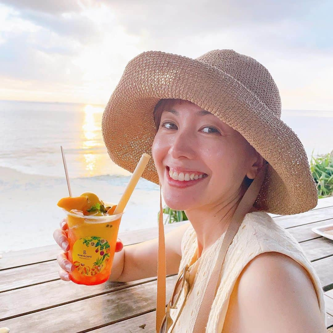 秋本ゆかりさんのインスタグラム写真 - (秋本ゆかりInstagram)「🌻夏休みの備忘録🌻 2泊3日で行った沖縄家族旅行✈️  〜2日目・バンタカフェ〜  ホテルに戻る途中に、行ってみたかった星野リゾート、バンタカフェへ。  ちょうどサンセットの時間と重なり、良いタイミングでした🌇  気持ちのいい最高のロケーションで 大人は海眺めながらゆっくり。 子どもは目の前の海の波打ち際で貝殻拾ったり🐚お山作ったり、ちゃぷちゃぷしたり。 最後は結局濡れるよねw  . ∞∞∞∞∞∞∞∞∞∞∞∞∞∞∞∞∞∞∞ ☑︎星野リゾート BANTA CAFE ☑︎沖縄県中頭郡読谷村儀間560 ☑︎10:00〜日の入り ☑︎駐車場あり ∞∞∞∞∞∞∞∞∞∞∞∞∞∞∞∞∞∞∞  . #沖縄#沖縄旅行#家族旅行#okinawa#okinawatrip#沖縄カフェ #星野リゾート#bantacafe」9月23日 12時16分 - akimoto_yukari