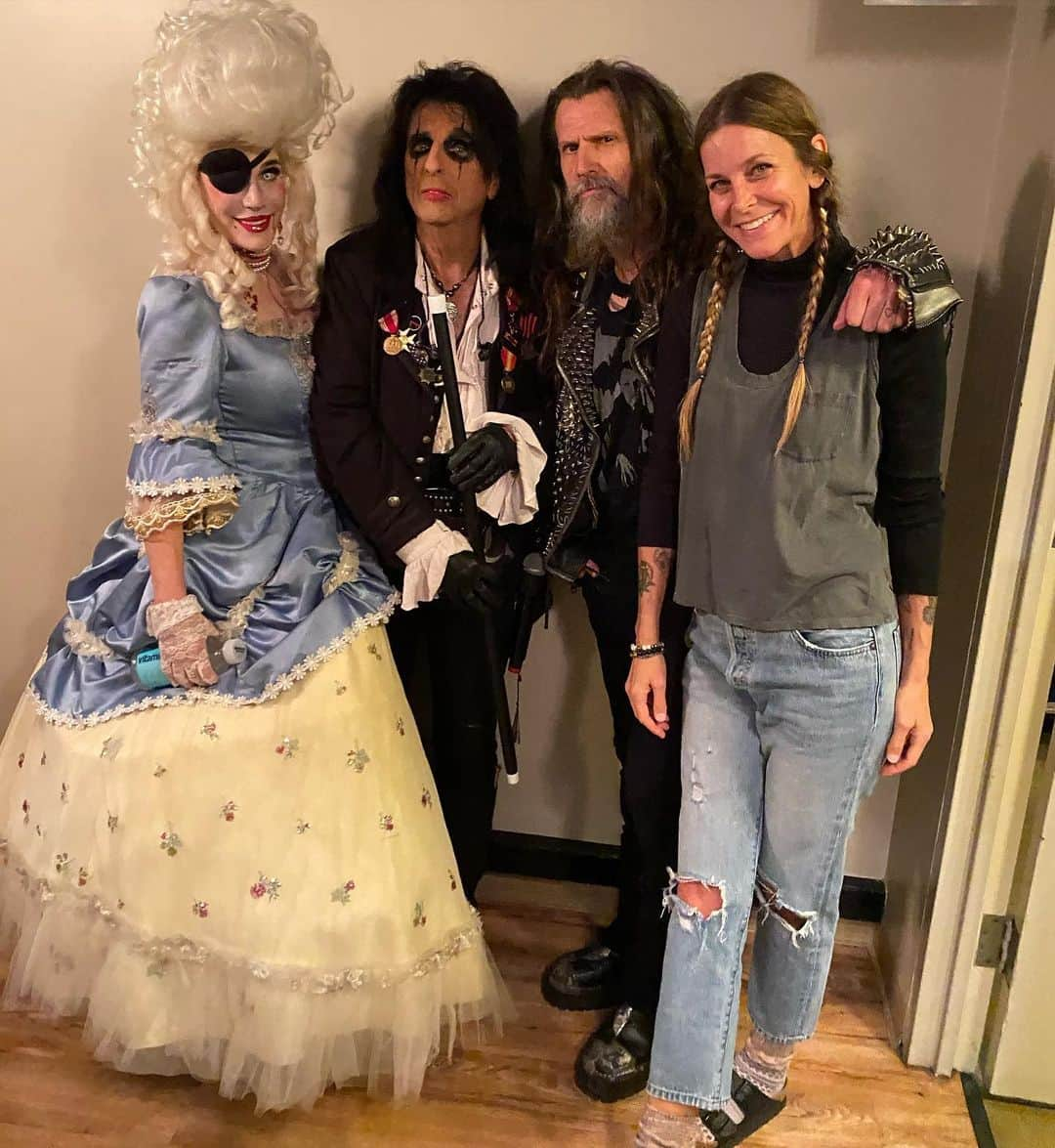 シェリ・ムーン・ゾンビのインスタグラム：「We love this dynamic duo🖤🖤 #zombieslovecooper #alicecooper #sherylcooper #robzombie #sherimoonzombie 🧟‍♀️🧟‍♂️ #freaksonparadetour2023」