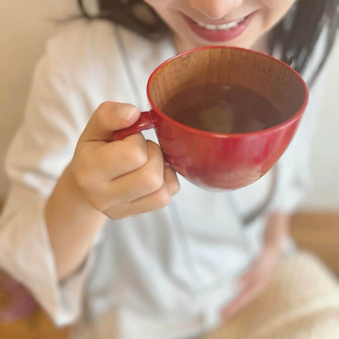 砂賀美希さんのインスタグラム写真 - (砂賀美希Instagram)「【HAKKO Ume Herbal Soupの５つの特徴】 今朝は涼しい朝でした。 季節の変わり目、体内もじんわりと温めながら 週末はゆっくり身体を休めてくださいね☺️  眠っていた身体にはまず優しい飲みものから取り入れてみてください🥣 今回はHAKKO Ume Herbal Soup〜梅と当帰とよもぎの発酵スープの 特徴５つについてご紹介いたします。  1️⃣日本で古くから伝わる養生法がベース 「その日の難逃れ」とされる梅干しと 発酵食品であるたまり醤油を使ったお手当法をベースに 古来より漢方で使われてきた薬草と乳酸菌を加え、 現代に取り入れやすい養生スープに仕上げました。  2️⃣女性にやさしい薬草、大和当帰葉とよもぎを配合 漢方で婦人薬に使われる国産で高品質とされる大和当帰（ビタミンE、K、C他）の葉と よもぎ（クロロフィル、食物繊維、β-カロチン他）を美味しいバランスで配合しました。  3️⃣梅の花由来のやさしい植物性乳酸菌 発酵食品を気軽に、腸内で善玉菌の働きを支える フェカリス乳酸菌100億個を毎日の食事でしっかりキープ。  4️⃣ビーガン対応、減塩、無添加、保存料不使用 素材は国産で厳選した食材のみを使用。 味噌汁より減塩でお子さまからご年配の方まで幅広くお召し上がりいただけます。 （※味噌汁一杯の平均値塩分量とHAKKO Soup一回分との比較）  5️⃣お湯に溶かすだけ、アレンジ多用 スープの他にお粥やおにぎりなどの味付け、 お肉やお魚のソースとして またオイルと混ぜてドレッシングとしても美味しくいただけます。  漢方が始まったとされる約1800年前から受け継がれている薬草🌱📚 大和当帰は奈良県宇陀市で作られた、無農薬の貴重な葉の部分を使用しています。 女性の健康をサポートしてくれる、私たちにとって大切な薬草です✨  温めながら血を作り巡らせ、要らないものはきちんと排出する その力が美容と健康の好循環になり 「自分で自分の身体を整える」ことへと繋がっていく🌈  この発酵スープが、みなさんの毎日の健康を支えるきっかけとなりますように。  ::::::::::::::::::::::::::::::::::::::::::::::::::::::::::::  UQURITO＝ゆっくり、ユクリトまいりましょう。  「くすりのまえにできること」をコンセプトに 古くから伝わる養生法や薬膳をもとに 「食べること」で美味しく心身を整える商品開発をしています🌿🌸  ::::::::::::::::::::::::::::::::::::::::::::::::::::::::::::  #温活 #腸活 #冷え性 #末端冷え性 #冷えとり #冷えとり女子 #温め #妊活 #妊娠中の食事 #妊婦におすすめ #妊活におすすめ #風邪予防 #コロナに負けない身体 #貧血女子 #貧血予防 #ビーガン #ビーガンスープ #更年期 #産前産後 #産後ママ #免疫ケア #免疫力アップ #菌活 #乳酸菌 #薬草ハーブ #薬膳スープ #不妊治療 #自然派ママ #発酵スープ #発酵食品」9月23日 12時26分 - kimiganasu