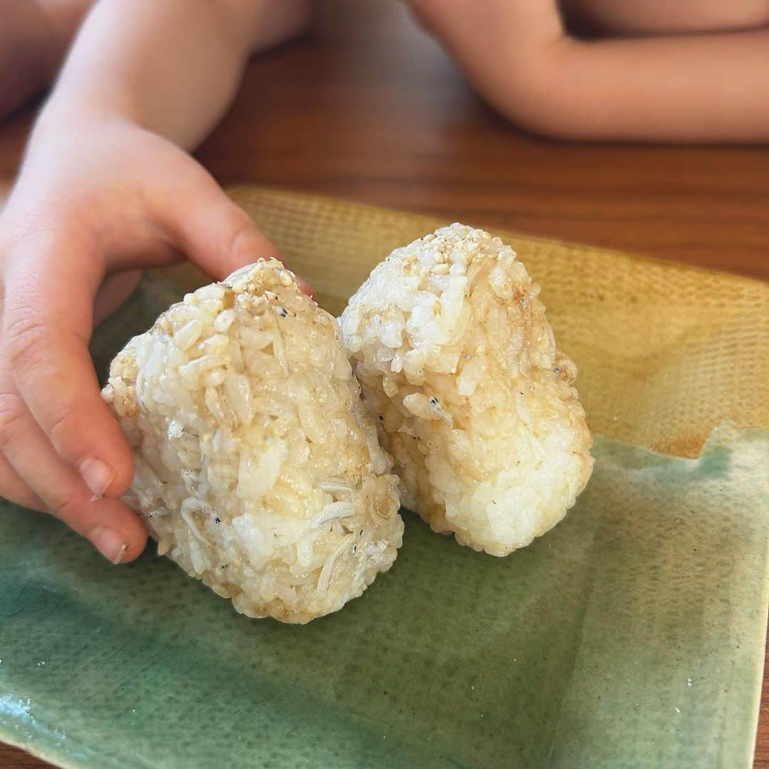 砂賀美希さんのインスタグラム写真 - (砂賀美希Instagram)「【HAKKO Ume Herbal Soupの５つの特徴】 今朝は涼しい朝でした。 季節の変わり目、体内もじんわりと温めながら 週末はゆっくり身体を休めてくださいね☺️  眠っていた身体にはまず優しい飲みものから取り入れてみてください🥣 今回はHAKKO Ume Herbal Soup〜梅と当帰とよもぎの発酵スープの 特徴５つについてご紹介いたします。  1️⃣日本で古くから伝わる養生法がベース 「その日の難逃れ」とされる梅干しと 発酵食品であるたまり醤油を使ったお手当法をベースに 古来より漢方で使われてきた薬草と乳酸菌を加え、 現代に取り入れやすい養生スープに仕上げました。  2️⃣女性にやさしい薬草、大和当帰葉とよもぎを配合 漢方で婦人薬に使われる国産で高品質とされる大和当帰（ビタミンE、K、C他）の葉と よもぎ（クロロフィル、食物繊維、β-カロチン他）を美味しいバランスで配合しました。  3️⃣梅の花由来のやさしい植物性乳酸菌 発酵食品を気軽に、腸内で善玉菌の働きを支える フェカリス乳酸菌100億個を毎日の食事でしっかりキープ。  4️⃣ビーガン対応、減塩、無添加、保存料不使用 素材は国産で厳選した食材のみを使用。 味噌汁より減塩でお子さまからご年配の方まで幅広くお召し上がりいただけます。 （※味噌汁一杯の平均値塩分量とHAKKO Soup一回分との比較）  5️⃣お湯に溶かすだけ、アレンジ多用 スープの他にお粥やおにぎりなどの味付け、 お肉やお魚のソースとして またオイルと混ぜてドレッシングとしても美味しくいただけます。  漢方が始まったとされる約1800年前から受け継がれている薬草🌱📚 大和当帰は奈良県宇陀市で作られた、無農薬の貴重な葉の部分を使用しています。 女性の健康をサポートしてくれる、私たちにとって大切な薬草です✨  温めながら血を作り巡らせ、要らないものはきちんと排出する その力が美容と健康の好循環になり 「自分で自分の身体を整える」ことへと繋がっていく🌈  この発酵スープが、みなさんの毎日の健康を支えるきっかけとなりますように。  ::::::::::::::::::::::::::::::::::::::::::::::::::::::::::::  UQURITO＝ゆっくり、ユクリトまいりましょう。  「くすりのまえにできること」をコンセプトに 古くから伝わる養生法や薬膳をもとに 「食べること」で美味しく心身を整える商品開発をしています🌿🌸  ::::::::::::::::::::::::::::::::::::::::::::::::::::::::::::  #温活 #腸活 #冷え性 #末端冷え性 #冷えとり #冷えとり女子 #温め #妊活 #妊娠中の食事 #妊婦におすすめ #妊活におすすめ #風邪予防 #コロナに負けない身体 #貧血女子 #貧血予防 #ビーガン #ビーガンスープ #更年期 #産前産後 #産後ママ #免疫ケア #免疫力アップ #菌活 #乳酸菌 #薬草ハーブ #薬膳スープ #不妊治療 #自然派ママ #発酵スープ #発酵食品」9月23日 12時26分 - kimiganasu