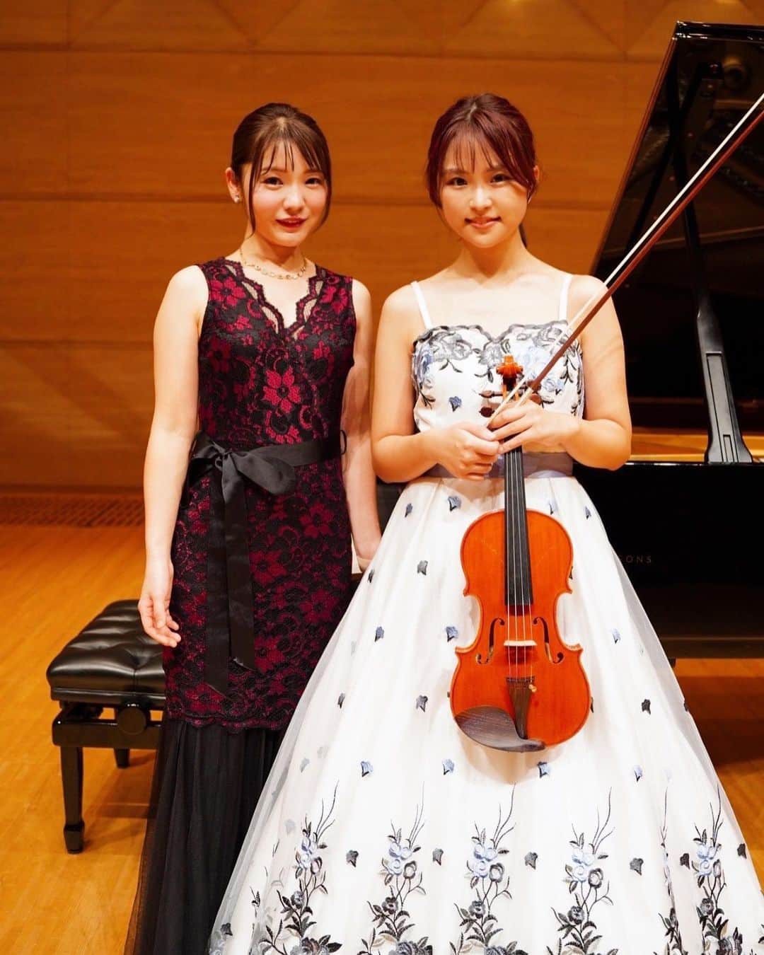 のインスタグラム：「高松亜衣リサイタルツアーDiavolo初日の名古屋公演終演いたしました！  全部が“悪魔的”な曲で、ドキドキでしたが世界観を楽しんでいただけていたら嬉しいなぁ...😈と思っています。  お越しくださった皆様ありがとうございました！  スタエフにてお礼と感想を配信してるので良かったら聞いてください📻  次は明日の神戸公演！✨ 開場時間より当日券販売もあります！ お越しくださる皆様はお気をつけてお越しください💨」