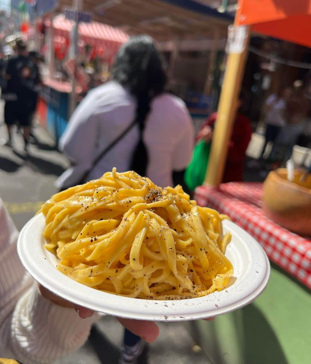 荒木優里のインスタグラム：「🇮🇹 リトルイタリーで行われているサン・ジェナーロ祭に😊✨  ピザやパスタ、ソーセージやスイーツなど イタリアングルメの屋台が通りの両脇に たっくさん出ていました😋🍝 観覧車まであったのはびっくり🎡  みんなでシェアしながら色んなものを食べられて 幸せでした〜😍😍  #サンジェナーロ祭  #littleitaly #thefeastofsangennaro  #アメリカ生活 #アメリカ暮らし #ニューヨーク #ニューヨーク生活  #ニューヨーク暮らし #ニューヨーク在住 #Newyork #NYC #NY #アメリカ在住日本人 #帯同妻 #渡米記録 #海外生活 #travel #trip #旅行好き #アナウンサー #フリーアナウンサー #荒木優里 #荒木優里のゆるりアメリカ生活」