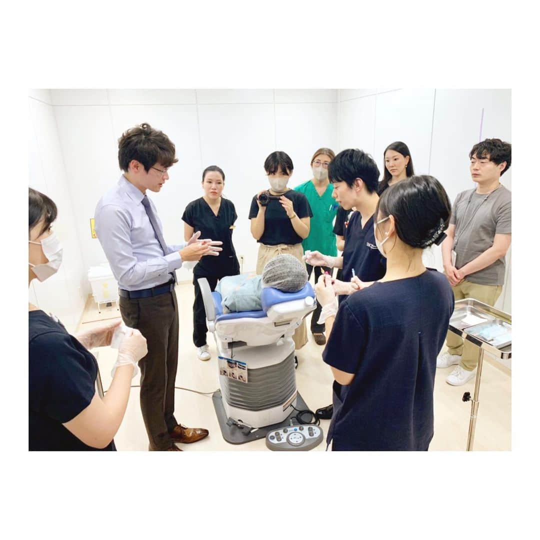 西川礼華さんのインスタグラム写真 - (西川礼華Instagram)「We were honored to have Dr. Fangwen Tseng from Taiwan at SBC. I couldn't contain my excitement when I saw Dr. Tseng's incredible hyaluronic acid techniques for the first time at an international conference. I kept thinking, 'I want to learn from him!' And, that dream finally came true 😊  To foster direct discussions between world-class dermatologist and SBC doctors, I invited those among our SBC doctors with the top 20 records in hyaluronic acid injections to join us in Tokyo. We had the privilege of learning from Dr. Tseng through lectures, discussions, and sharing of injection techniques. Special thanks to Dr. Tseng, TEOXANE and Sera-san from PRSS Japan for making this happen 😌  #SBCDoctors #HyaluronicAcidTechniques #MedicalEducation #teoxane #DrFangwenTseng #KnowledgeSharing  #shonanbeautyclinic  #ayakanishikawa  Dr Fangwen Tsengが台湾から来日された際にSBCにもお越しいただきました。Tseng先生の素晴らしいヒアルロン酸テクニックを国際学会で初めて見た時に、Tseng先生に教えてもらいたい！とオファーし続け叶いました😊 世界的一流の先生とSBCドクターが直接ディスカッションをする時間をとりたかったので、今回はSBCドクターの中でヒアルロン酸注入症例実績がトップ20の方のみ声をかけ、東京に集まってもらいました。Tseng先生からの講義、ディスカッション、注入技術のシェアをいただけました。Tseng先生、そしてアレンジくださったTEOXANE社、PRSS japan社様、ありがとうございました😌」9月23日 12時33分 - ayakanishikawa