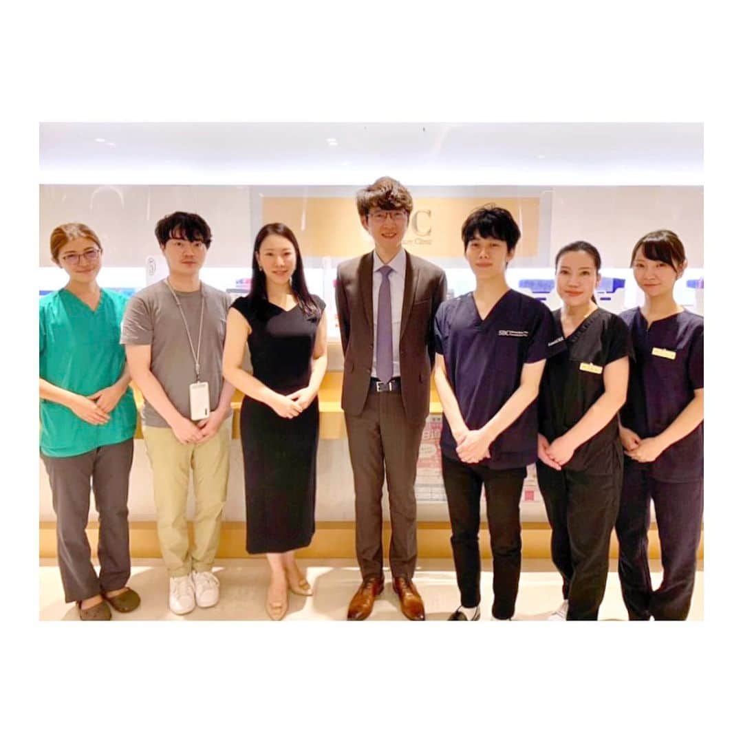 西川礼華のインスタグラム：「We were honored to have Dr. Fangwen Tseng from Taiwan at SBC. I couldn't contain my excitement when I saw Dr. Tseng's incredible hyaluronic acid techniques for the first time at an international conference. I kept thinking, 'I want to learn from him!' And, that dream finally came true 😊  To foster direct discussions between world-class dermatologist and SBC doctors, I invited those among our SBC doctors with the top 20 records in hyaluronic acid injections to join us in Tokyo. We had the privilege of learning from Dr. Tseng through lectures, discussions, and sharing of injection techniques. Special thanks to Dr. Tseng, TEOXANE and Sera-san from PRSS Japan for making this happen 😌  #SBCDoctors #HyaluronicAcidTechniques #MedicalEducation #teoxane #DrFangwenTseng #KnowledgeSharing  #shonanbeautyclinic  #ayakanishikawa  Dr Fangwen Tsengが台湾から来日された際にSBCにもお越しいただきました。Tseng先生の素晴らしいヒアルロン酸テクニックを国際学会で初めて見た時に、Tseng先生に教えてもらいたい！とオファーし続け叶いました😊 世界的一流の先生とSBCドクターが直接ディスカッションをする時間をとりたかったので、今回はSBCドクターの中でヒアルロン酸注入症例実績がトップ20の方のみ声をかけ、東京に集まってもらいました。Tseng先生からの講義、ディスカッション、注入技術のシェアをいただけました。Tseng先生、そしてアレンジくださったTEOXANE社、PRSS japan社様、ありがとうございました😌」