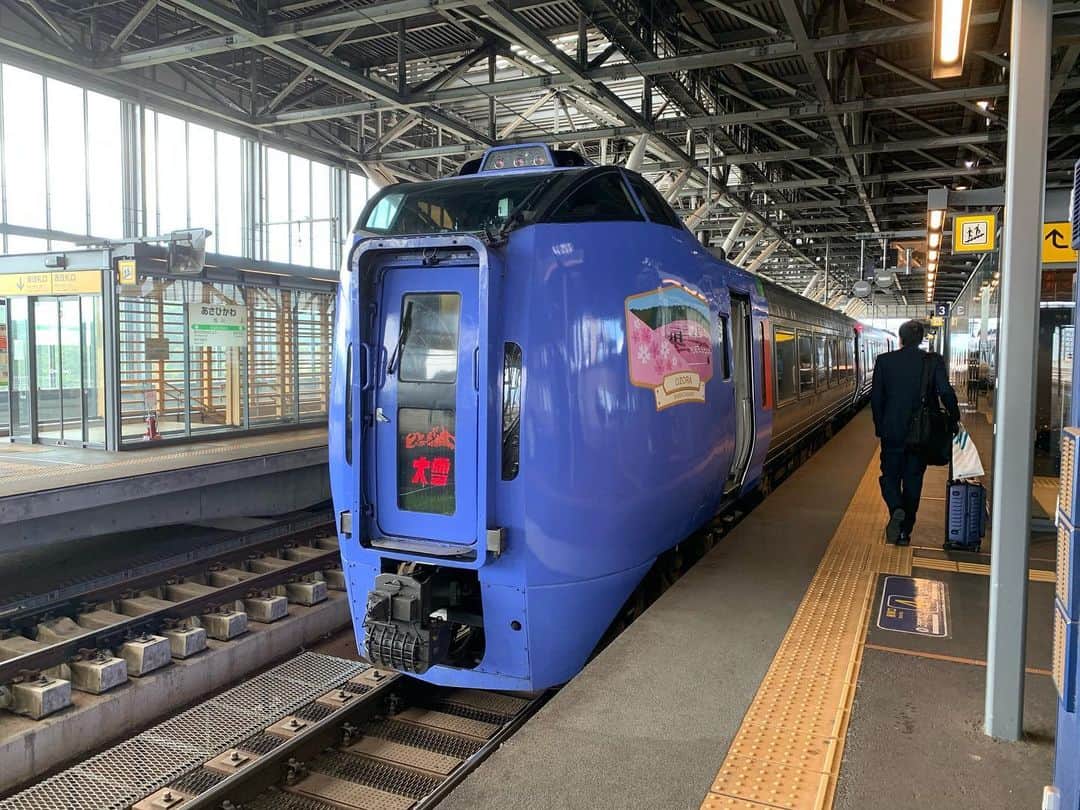 小田和奏のインスタグラム：「旭川着。 ここから特急大雪に乗り換えて網走へ。 4時間乗りっぱなしです。スマホの電池持つかな。」