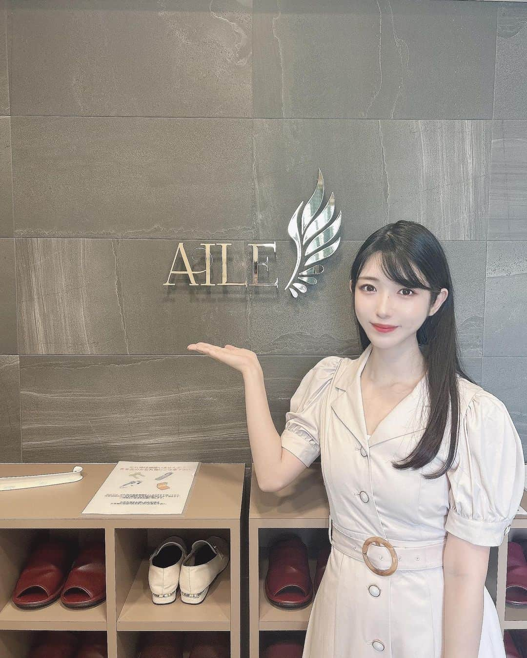 れみぱんのインスタグラム：「✨PR✨ エステサロン【AILE】横浜店に行ってきました💆🏻‍♀️ : 運動不足による浮腫、だるさ、体重の増加で自分ではどうしようもなくなりお願いすることに！ 特に下半身太りが気になっていたので部分本気痩せコースで下半身を中心に施術を受けました✨ :  丁寧なカウンセリングでその人にあった機器やコースを選べるので安心出来ます！ : 効果は個人差がありますが、私は1回の施術でウエスト、ヒップ、太もも、ふくらはぎ全て1cm以上サイズダウンしていました！！ : 私が今回体験した60分の部分本気痩せコース通常15,000円が2,000円でお得に受けられる体験キャンペーンもやっているので気になる方は是非チェックしてみてください🙆🏻‍♀️✨ : 📍 AILE…横浜駅東口から徒歩3分くらい @esthetic_salon_aile  #PR #痩身 #エール #ダイエット #美容 #シェイプアップ #AILE #エステ」