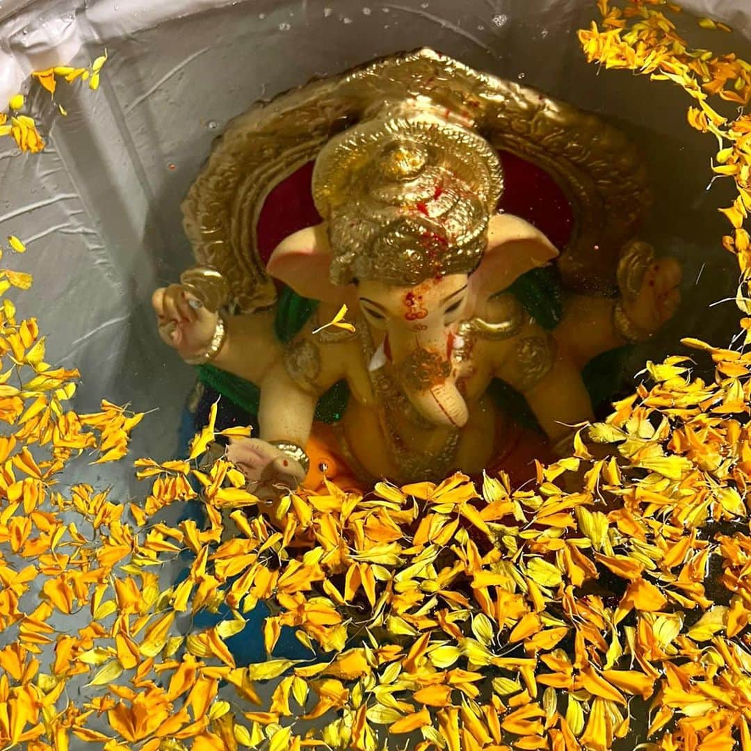 リティク・ローシャンさんのインスタグラム写真 - (リティク・ローシャンInstagram)「Ganpati Bappa Morya 🙏🏻  ‘Tis the season for our Home and Hearts to be filled with joy & modaks ♥️  (Modaks for everyone else)」9月23日 12時39分 - hrithikroshan