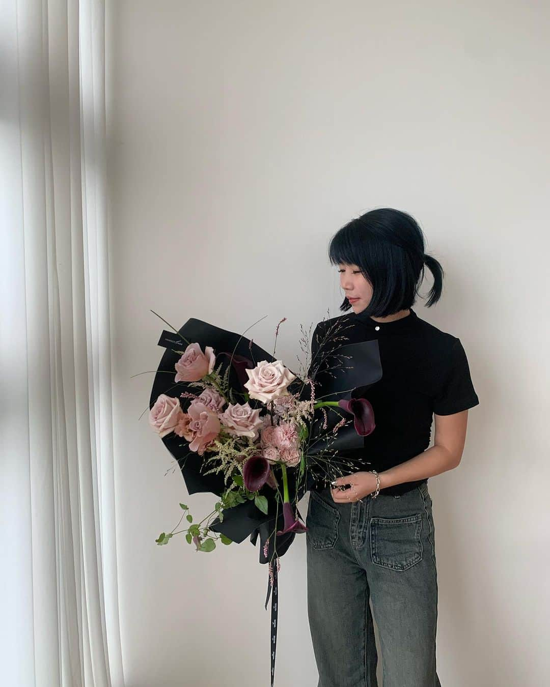 플로리스트 이주연 florist Lee Ju Yeonさんのインスタグラム写真 - (플로리스트 이주연 florist Lee Ju YeonInstagram)「. . Chinese class 🖤 . #바네스꽃다발 #빈티지꽃다발  . 바네스플라워 VANESS FLOWER . Katalk ID vaness52 E-mail vanessflower@naver.com . Paypal payment possible . 서울시 중구 청파로464 브라운스톤서울 101동2806호 📞02-545-6813   #vanessflower #florist #flowershop #handtied #flowerlesson #花束 #바네스플라워 #플로리스트 #꽃다발 #부케 #플로리스트학원 #플라워레슨 #중림동꽃집 #서울역꽃집 #꽃다발주문 #꽃수업 #꽃주문  #프로포즈이벤트  #프로포즈 #기업꽃장식 #기업꽃행사 #기업꽃다발 #프로포즈꽃다발」9月23日 12時42分 - vanessflower