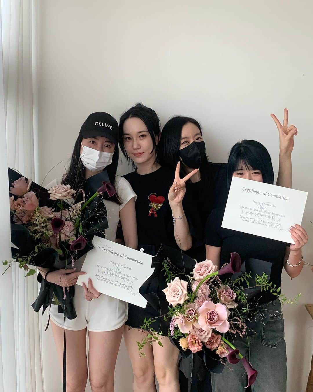 플로리스트 이주연 florist Lee Ju Yeonさんのインスタグラム写真 - (플로리스트 이주연 florist Lee Ju YeonInstagram)「. . Chinese class 🖤 . #바네스꽃다발 #빈티지꽃다발  . 바네스플라워 VANESS FLOWER . Katalk ID vaness52 E-mail vanessflower@naver.com . Paypal payment possible . 서울시 중구 청파로464 브라운스톤서울 101동2806호 📞02-545-6813   #vanessflower #florist #flowershop #handtied #flowerlesson #花束 #바네스플라워 #플로리스트 #꽃다발 #부케 #플로리스트학원 #플라워레슨 #중림동꽃집 #서울역꽃집 #꽃다발주문 #꽃수업 #꽃주문  #프로포즈이벤트  #프로포즈 #기업꽃장식 #기업꽃행사 #기업꽃다발 #프로포즈꽃다발」9月23日 12時42分 - vanessflower