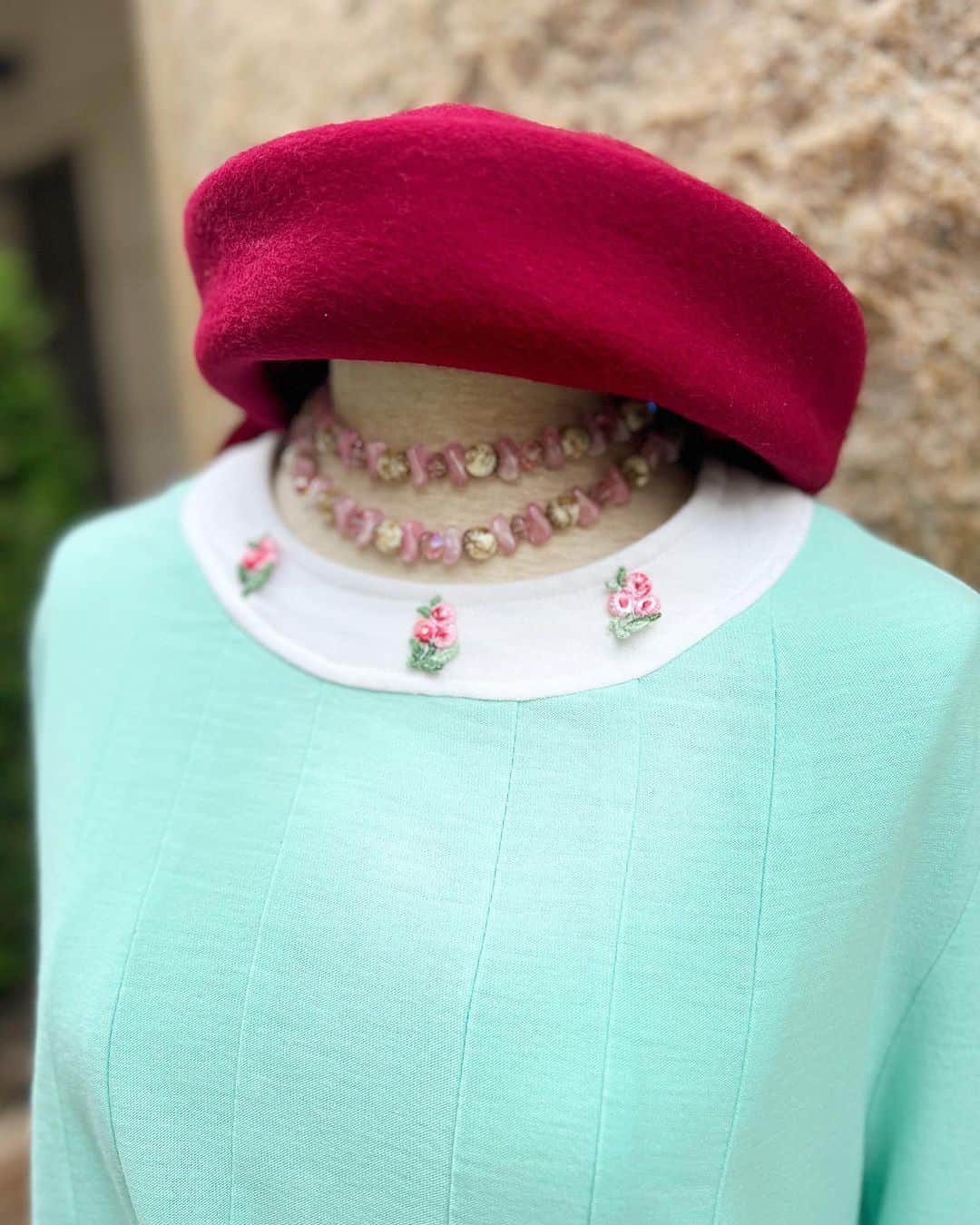 NUTTY Vintage&Collectibleさんのインスタグラム写真 - (NUTTY Vintage&CollectibleInstagram)「🌿 new arrival 🌿  ▫︎60s knit A-line dress：new! ▫︎50s/60s felt hat/chull hat ▫︎40s/50s glass beads necklace ▫︎50s hand bag  綺麗なミントグリーンが一際目を引くAラインのニットドレス。  カフと襟元のホワイトの切り替えも小さなお花飾りも可愛らしく長袖だから一枚で着られるのも嬉しいところ。  ようやく秋らしくなってきたこれから活躍するデイドレスです。  styling mocco  ┈┈┈┈┈┈┈┈┈┈┈┈┈┈┈┈┈ 【NUTTY通販について】 ⚫︎SNS掲載商品は通販可能です。お気軽にDMにてお問い合わせ下さい。 ⚫︎＜ONLINE STORE＞http://nutty.theshop.jp/ （プロフィールページURLよりアクセス出来ます） ┈┈┈┈┈┈┈┈┈┈┈┈┈┈┈┈┈  #nuttyvintage#vintage #vintagefashion#南堀江#古着#1940s#1950s#1960s#1970s #1980s #80s #ヴィンテージ#1940sfashion#1940sstyle #1960sfashion#1960sblouse #vintagePaisley #vintagebamboobag#costumejewelry#collectivejewelry#earlyplastic#vintagehat#ootd #vintageootd #vintagecardigan #vintagesweater」9月23日 12時47分 - nutty_vintage