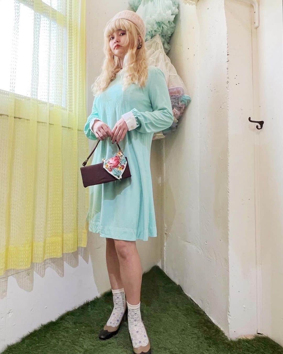 NUTTY Vintage&Collectibleさんのインスタグラム写真 - (NUTTY Vintage&CollectibleInstagram)「🌿 new arrival 🌿  ▫︎60s knit A-line dress：new! ▫︎50s/60s felt hat/chull hat ▫︎40s/50s glass beads necklace ▫︎50s hand bag  綺麗なミントグリーンが一際目を引くAラインのニットドレス。  カフと襟元のホワイトの切り替えも小さなお花飾りも可愛らしく長袖だから一枚で着られるのも嬉しいところ。  ようやく秋らしくなってきたこれから活躍するデイドレスです。  styling mocco  ┈┈┈┈┈┈┈┈┈┈┈┈┈┈┈┈┈ 【NUTTY通販について】 ⚫︎SNS掲載商品は通販可能です。お気軽にDMにてお問い合わせ下さい。 ⚫︎＜ONLINE STORE＞http://nutty.theshop.jp/ （プロフィールページURLよりアクセス出来ます） ┈┈┈┈┈┈┈┈┈┈┈┈┈┈┈┈┈  #nuttyvintage#vintage #vintagefashion#南堀江#古着#1940s#1950s#1960s#1970s #1980s #80s #ヴィンテージ#1940sfashion#1940sstyle #1960sfashion#1960sblouse #vintagePaisley #vintagebamboobag#costumejewelry#collectivejewelry#earlyplastic#vintagehat#ootd #vintageootd #vintagecardigan #vintagesweater」9月23日 12時47分 - nutty_vintage