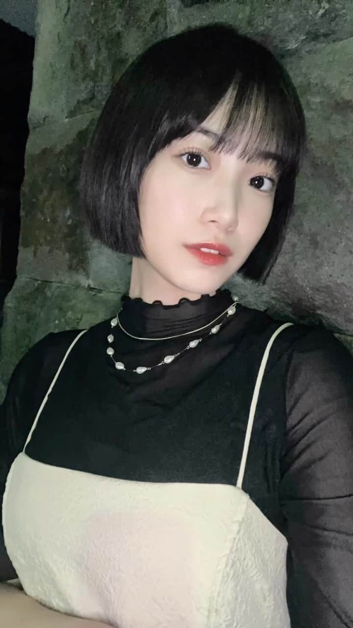 のインスタグラム：「✂︎✂︎✂︎ バッサリカット💇🏻‍♀️ ずっとチャレンジしてみたかった、顎上ボブ🖤思い切って、、🥹🖤 どうかなあ？😳  #SHIMA#ボブ#ミニボブ#Amy#Amyaccessory#ネックレス#furfur#グレージュ」