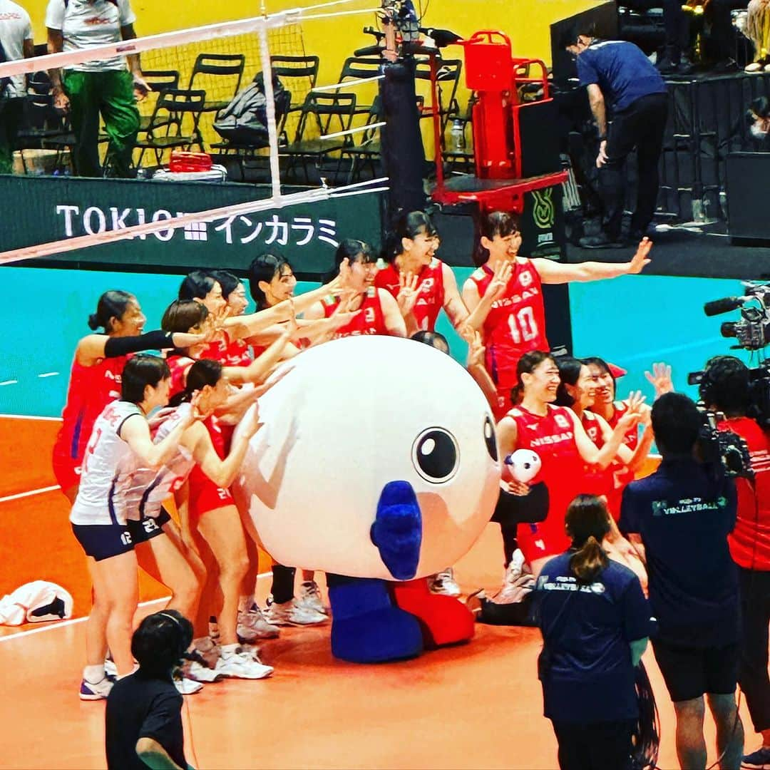 Taku Takahashiさんのインスタグラム写真 - (Taku TakahashiInstagram)「バレーボール🏐ワールドカップ オリンピック出場をかけて頑張ってる日本の試合を観てきました。そうなんです。サッカー以外もバレーがめちゃくちゃ好きなんです。多分、子供の頃、母親がテレビを観てたからかな。  ワールドカップ出場者の8チームから上位2チームがオリンピック出場決定になる大事な試合。今のところ５試合全て3-0のストレート勝ち。残り２試合が世界ランキング1位のトルコと4位のブラジルと競合との対戦。  ちなみに日本は8位。相手が格上とはいえ、ここ1年間を遡るとブラジルにもトルコにも公式戦で勝ってる試合もあるんです。  今日のトルコ戦、チケット1人分だけゲットできたんで、いってきます。しかも縦の席だから戦術もら観られるの超楽しみ。」9月23日 12時48分 - takudj