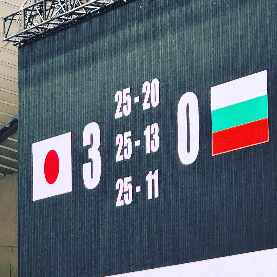 Taku Takahashiさんのインスタグラム写真 - (Taku TakahashiInstagram)「バレーボール🏐ワールドカップ オリンピック出場をかけて頑張ってる日本の試合を観てきました。そうなんです。サッカー以外もバレーがめちゃくちゃ好きなんです。多分、子供の頃、母親がテレビを観てたからかな。  ワールドカップ出場者の8チームから上位2チームがオリンピック出場決定になる大事な試合。今のところ５試合全て3-0のストレート勝ち。残り２試合が世界ランキング1位のトルコと4位のブラジルと競合との対戦。  ちなみに日本は8位。相手が格上とはいえ、ここ1年間を遡るとブラジルにもトルコにも公式戦で勝ってる試合もあるんです。  今日のトルコ戦、チケット1人分だけゲットできたんで、いってきます。しかも縦の席だから戦術もら観られるの超楽しみ。」9月23日 12時48分 - takudj