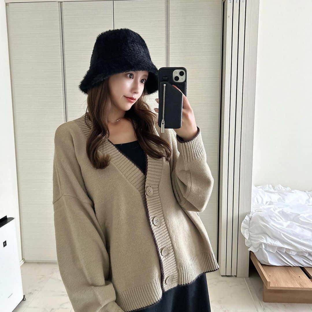 のインスタグラム：「・​ ⁡​ 色合いが一気に秋感増して可愛いニット🤎🍂​ ⁡​ 肌触りが柔らかくてもっちりとした生地感が​ ずっと触れていたくなるようなニット🧶✨​ ⁡​ オーバーサイズで体型カバーもしてくれるよ🤲🏻​ ⁡​  @classicalelf_official  #classicalelf #クラシカルエルフ #エルフコーデ #タイアップ#カーディガン#カーディガンコーデ​」