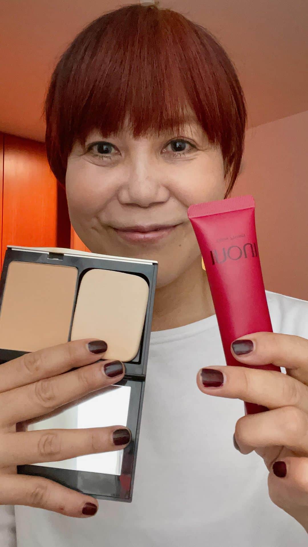のインスタグラム：「毎日BEAUTY LIVE  2023/9/23  12:15から10分間、チョイ延長の毎日Beauty Live です✨  今日のお題《INOUIベースメイク》  透明感に立体感、自分のはだや顔立ちを生かすアイテムの揃った新INOUI✨✨  #インウイグロープライマー #インウイパウダーファンデーション #インウイルースパウダー #インウイコンシーラー02 #インウイハイライター02  #毎日ビューティライブ  #山本浩未 #ヤマモトヒロミ #メイクの白黒赤 #ちょっとの手間できれいが違う #おとな美容 #きれいは力  #きれいに終わりはない #たるみはメイクでなくせます」