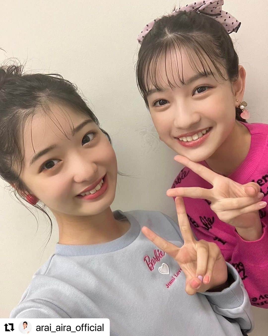 JENNI loveさんのインスタグラム写真 - (JENNI loveInstagram)「ニコ☆フェスのJENNIステージでイメモの4人が着てくれていたのは本日発売のBarbie™︎とジェニィラブのコラボレーションアイテム🩷🩷  あいらちゃんはバックプリントまでかわちいトレーナー🩵 すいこちゃんはインパクトのある総ロゴニット🩷  2人ともかわいい🥰💞  コラボレーションアイテム1点お買い上げにつき1枚オリジナルステッカーをプレゼント💝  #jennilove  #ジェニィラブ #ニコフェス2023  #jenniステージ #新井葵来  #barbie   #Repost @arai_aira_official with @use.repost ・・・ . スイ©︎とニコ☆フェスの JENNIステージのオフショだよ💕  Barbieコラボのお洋服🥺 かわいくてお気に入り🩵🩷  今日からJENNI loveのオータムフェアも スタートしたみたいだよ‼️🎁  スイ©︎ヒナ©︎がでてるJENNI loveの 公式Instagram見てみてね〜🧸  #新井葵来 #ニコフェス #プチモ #JENNI #JENNIlove #Autumn #オータムフェア #🐻 #ランチボックス」9月23日 12時53分 - jennilove_official