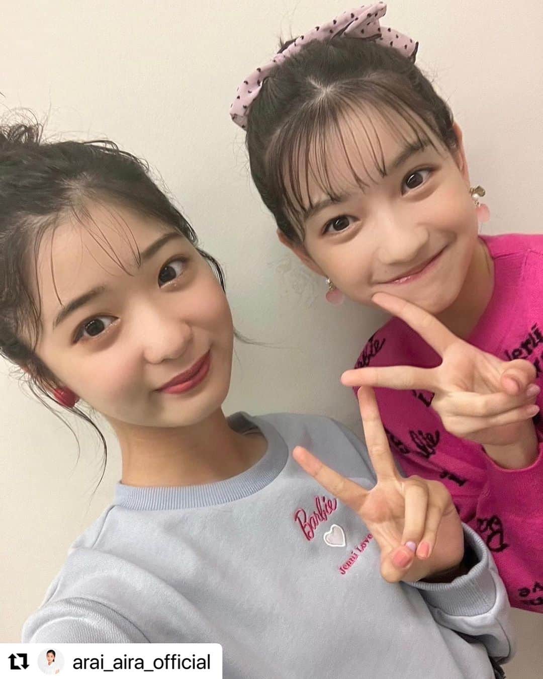 JENNI loveさんのインスタグラム写真 - (JENNI loveInstagram)「ニコ☆フェスのJENNIステージでイメモの4人が着てくれていたのは本日発売のBarbie™︎とジェニィラブのコラボレーションアイテム🩷🩷  あいらちゃんはバックプリントまでかわちいトレーナー🩵 すいこちゃんはインパクトのある総ロゴニット🩷  2人ともかわいい🥰💞  コラボレーションアイテム1点お買い上げにつき1枚オリジナルステッカーをプレゼント💝  #jennilove  #ジェニィラブ #ニコフェス2023  #jenniステージ #新井葵来  #barbie   #Repost @arai_aira_official with @use.repost ・・・ . スイ©︎とニコ☆フェスの JENNIステージのオフショだよ💕  Barbieコラボのお洋服🥺 かわいくてお気に入り🩵🩷  今日からJENNI loveのオータムフェアも スタートしたみたいだよ‼️🎁  スイ©︎ヒナ©︎がでてるJENNI loveの 公式Instagram見てみてね〜🧸  #新井葵来 #ニコフェス #プチモ #JENNI #JENNIlove #Autumn #オータムフェア #🐻 #ランチボックス」9月23日 12時53分 - jennilove_official