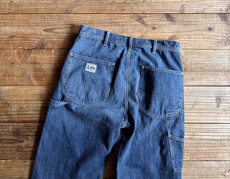 のインスタグラム：「Lee × SD Painter Pants Vintage Washが入荷しました。  カバーオールに続きStandard Californiaが別注したのは、スタッフにも愛用者が多いペインターパンツ。 Lee の名作11WをベースにSDらしい穿きやすいバランスに落とし込みました。  是非お見逃しなく。  @standardcalifornia_os  @standardcalifornia_movie   #standardcalifornia  #スタンダードカリフォルニア  #lee  #painterpants」
