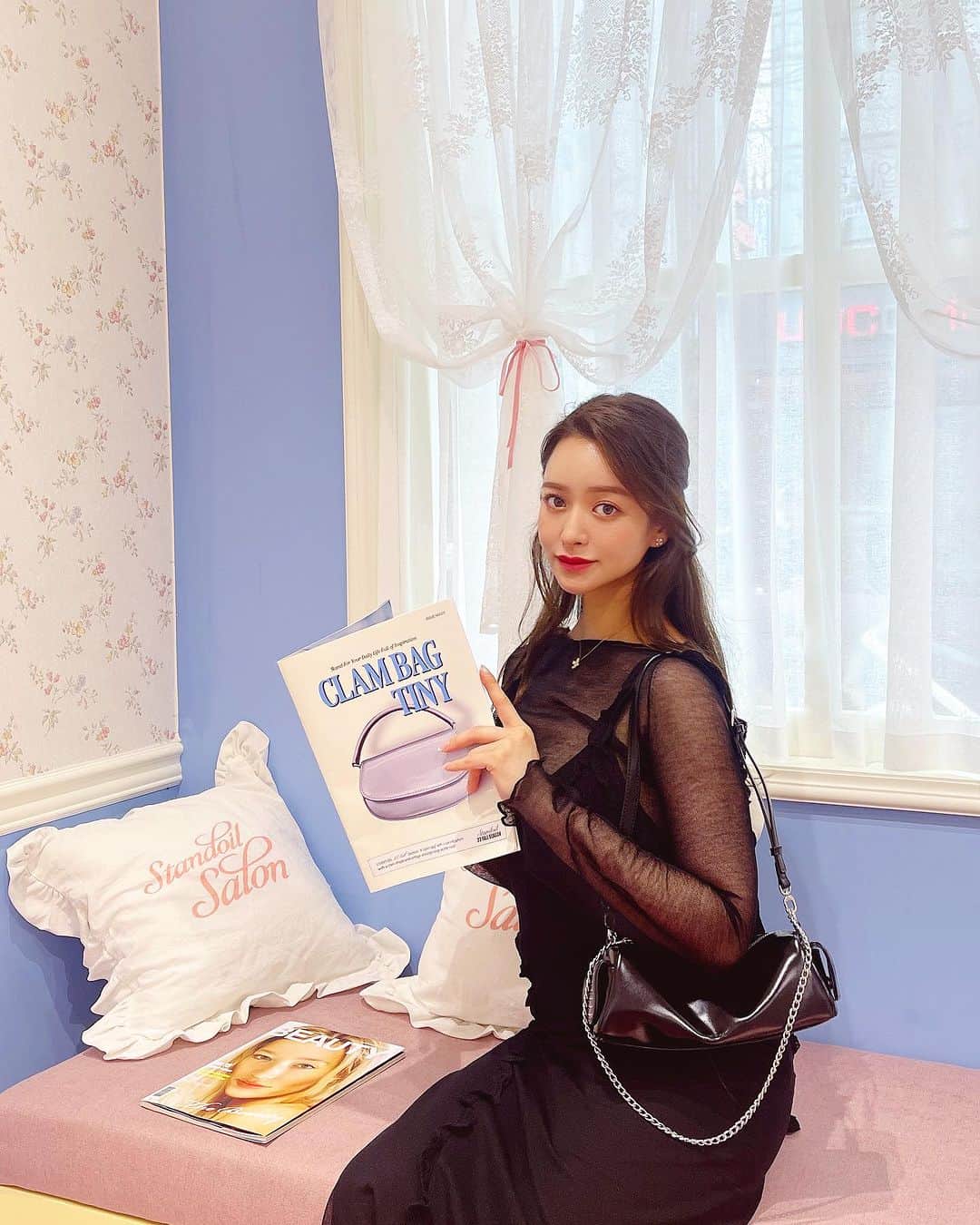 野崎萌香のインスタグラム：「レトロなヘアサロン風のフロントが 可愛い一階と💇‍♀️🩵🍒🛋️🪞🎀  2階にはシンプルで真っ白な空間と エッジの効いたシャープな形の可愛いバッグたち 🤍🪩🏛️🥛🫖  今期の秋冬は私が持ってるような 素材感のある少しほそ長めのシルエットのものや、 柄がすこし長いバッグ、シルバーやクリームカラー、 ピスタチオカラーのバッグも気になりました👝  隣にある @standoil カフェで飲める シグニチャードリンクも甘すぎず香ばしくて 美味しいのでお試しあれ🍹  @standoil.jp  📍19, Yeonmujang 11-gil, Seongdong-gu, Seoul」