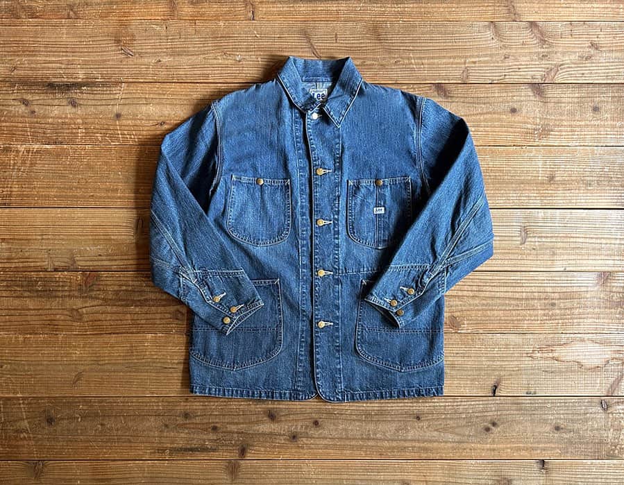 のインスタグラム：「Lee × SD Coverall Jacket Vintage Washが入荷しました。  Leeの名作91-JをベースにSDらしい着やすいバランスに落とし込みました。  ネームもヴィンテージのバランスはそのままに、Standard Californiaロゴを加えたスペシャルバージョンです。  お見逃しなく。  @standardcalifornia_os  @standardcalifornia_movie   #standardcalifornia  #スタンダードカリフォルニア  #lee  #coverall  #カバーオール」