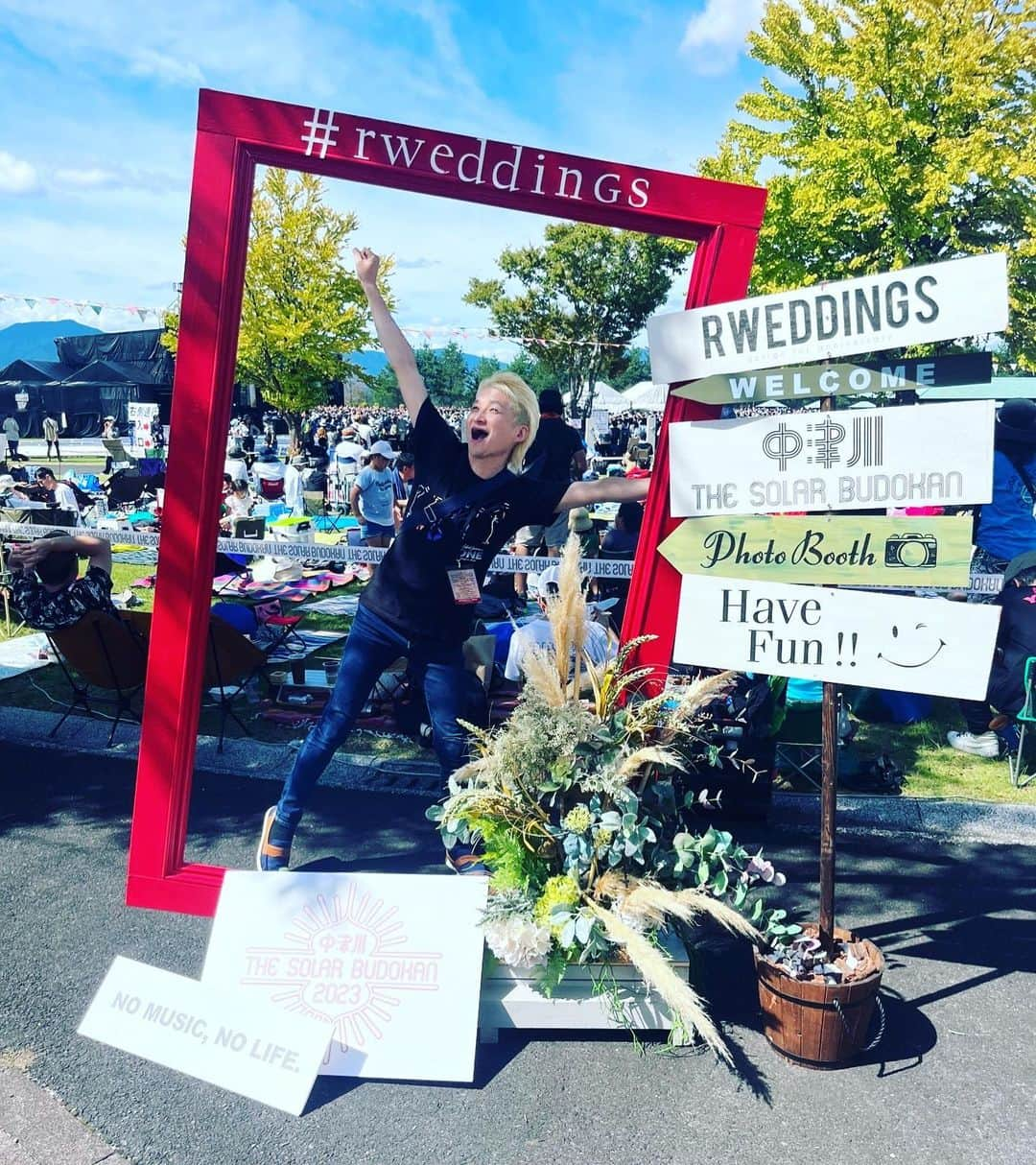 NAOTOのインスタグラム：「中津川到着。😊 いいお天気で最高のフェス日和。 ヤバTさん、めっちゃ盛り上がってます❗️ #中津川ソーラー武道館 #ロッキンカルテット」