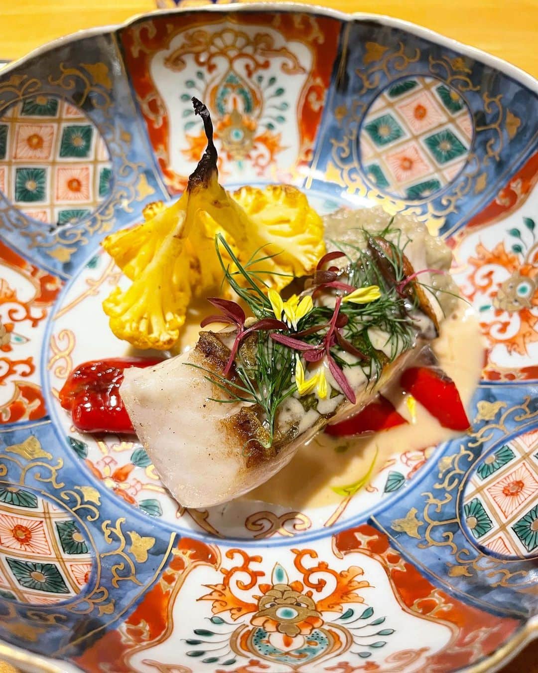 乾雅人さんのインスタグラム写真 - (乾雅人Instagram)「Kotaro Hasegawa Downtown cuisine@新御徒町 日本で二番目に古い佐竹商店街。そこに佇む珠玉のフレンチレストラン。 この日のメインは仔羊肉のパイ包み。2枚目の写真にあるように火入れがとにかく素晴らしいのだ。 こんがり焼けたパイの外側、閉じ込めた肉汁を吸ってジュワッと滴る内側。「柔らかく」火の通った仔羊。 完璧。 何周も回って行き着く伝統的な一皿の真髄。 食べ終わったあと、長谷川シェフ・奥様と雑談。これがまた楽しい 笑 ついつい長居をしてしまう。 ご馳走さまでした。 @kotarohasegawadowntowncuisine」9月23日 12時58分 - inuimasato
