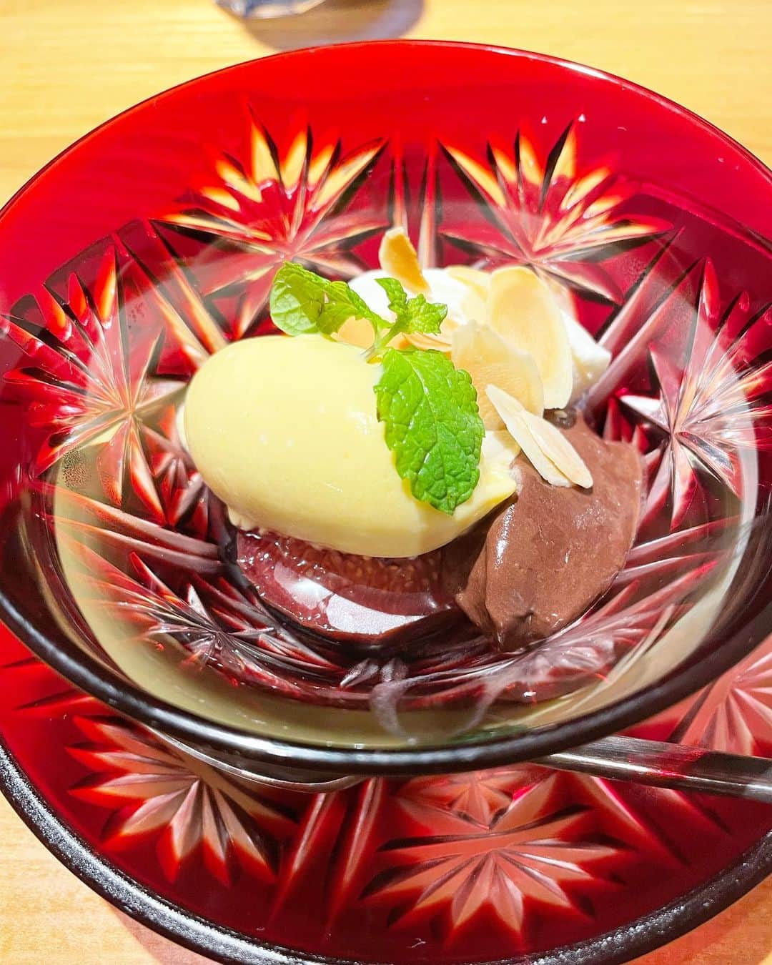 乾雅人さんのインスタグラム写真 - (乾雅人Instagram)「Kotaro Hasegawa Downtown cuisine@新御徒町 日本で二番目に古い佐竹商店街。そこに佇む珠玉のフレンチレストラン。 この日のメインは仔羊肉のパイ包み。2枚目の写真にあるように火入れがとにかく素晴らしいのだ。 こんがり焼けたパイの外側、閉じ込めた肉汁を吸ってジュワッと滴る内側。「柔らかく」火の通った仔羊。 完璧。 何周も回って行き着く伝統的な一皿の真髄。 食べ終わったあと、長谷川シェフ・奥様と雑談。これがまた楽しい 笑 ついつい長居をしてしまう。 ご馳走さまでした。 @kotarohasegawadowntowncuisine」9月23日 12時58分 - inuimasato