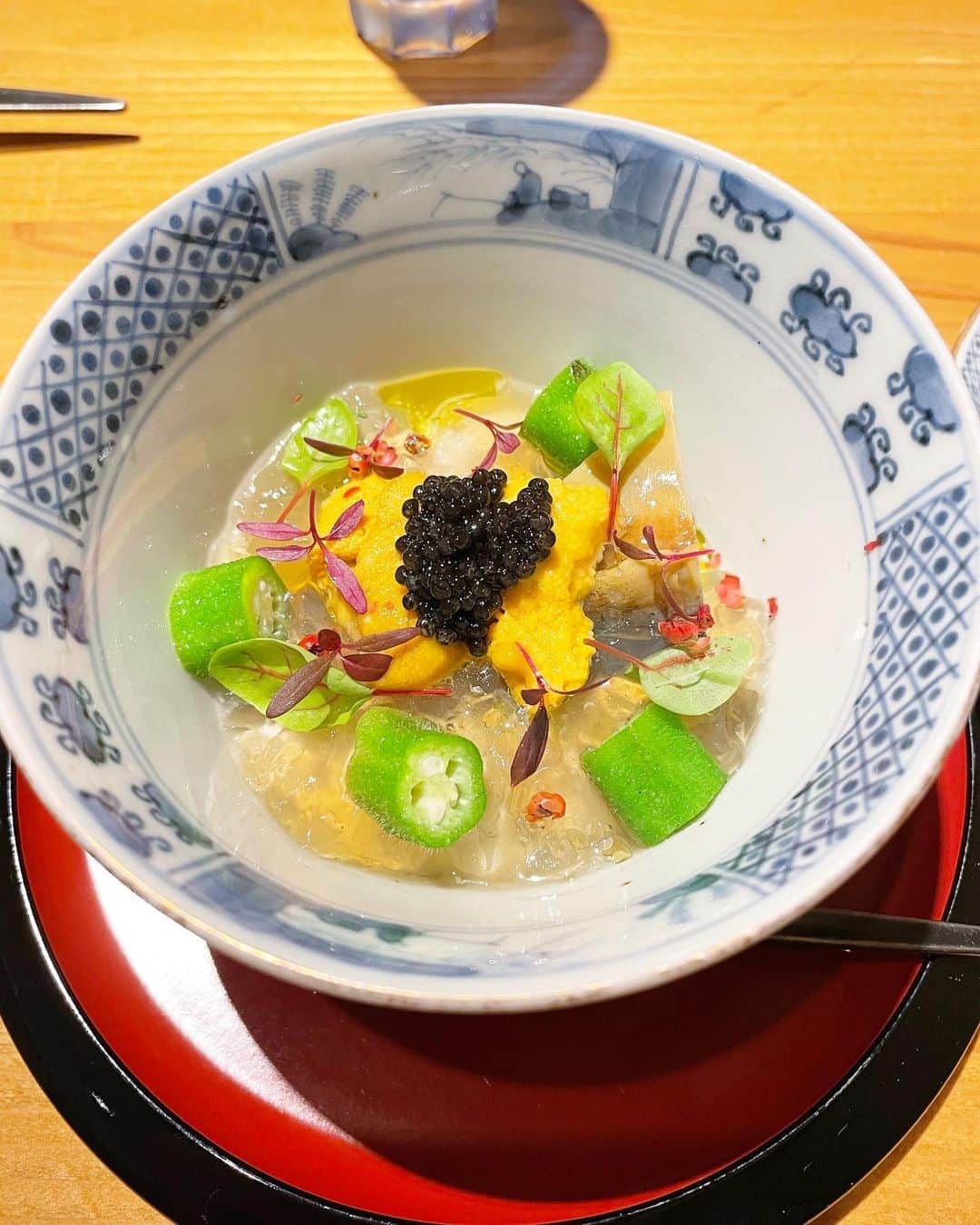 乾雅人さんのインスタグラム写真 - (乾雅人Instagram)「Kotaro Hasegawa Downtown cuisine@新御徒町 日本で二番目に古い佐竹商店街。そこに佇む珠玉のフレンチレストラン。 この日のメインは仔羊肉のパイ包み。2枚目の写真にあるように火入れがとにかく素晴らしいのだ。 こんがり焼けたパイの外側、閉じ込めた肉汁を吸ってジュワッと滴る内側。「柔らかく」火の通った仔羊。 完璧。 何周も回って行き着く伝統的な一皿の真髄。 食べ終わったあと、長谷川シェフ・奥様と雑談。これがまた楽しい 笑 ついつい長居をしてしまう。 ご馳走さまでした。 @kotarohasegawadowntowncuisine」9月23日 12時58分 - inuimasato