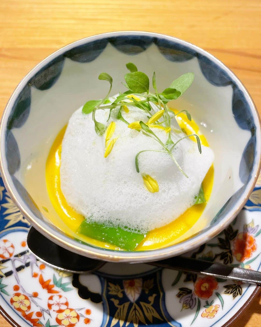 乾雅人さんのインスタグラム写真 - (乾雅人Instagram)「Kotaro Hasegawa Downtown cuisine@新御徒町 日本で二番目に古い佐竹商店街。そこに佇む珠玉のフレンチレストラン。 この日のメインは仔羊肉のパイ包み。2枚目の写真にあるように火入れがとにかく素晴らしいのだ。 こんがり焼けたパイの外側、閉じ込めた肉汁を吸ってジュワッと滴る内側。「柔らかく」火の通った仔羊。 完璧。 何周も回って行き着く伝統的な一皿の真髄。 食べ終わったあと、長谷川シェフ・奥様と雑談。これがまた楽しい 笑 ついつい長居をしてしまう。 ご馳走さまでした。 @kotarohasegawadowntowncuisine」9月23日 12時58分 - inuimasato