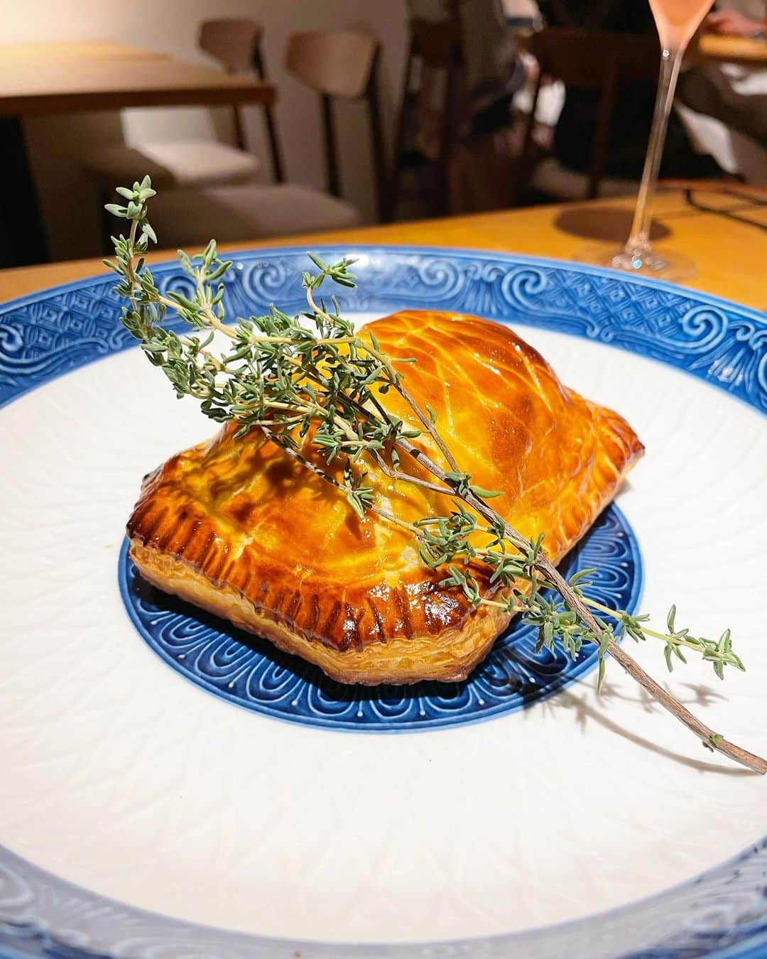 乾雅人のインスタグラム：「Kotaro Hasegawa Downtown cuisine@新御徒町 日本で二番目に古い佐竹商店街。そこに佇む珠玉のフレンチレストラン。 この日のメインは仔羊肉のパイ包み。2枚目の写真にあるように火入れがとにかく素晴らしいのだ。 こんがり焼けたパイの外側、閉じ込めた肉汁を吸ってジュワッと滴る内側。「柔らかく」火の通った仔羊。 完璧。 何周も回って行き着く伝統的な一皿の真髄。 食べ終わったあと、長谷川シェフ・奥様と雑談。これがまた楽しい 笑 ついつい長居をしてしまう。 ご馳走さまでした。 @kotarohasegawadowntowncuisine」