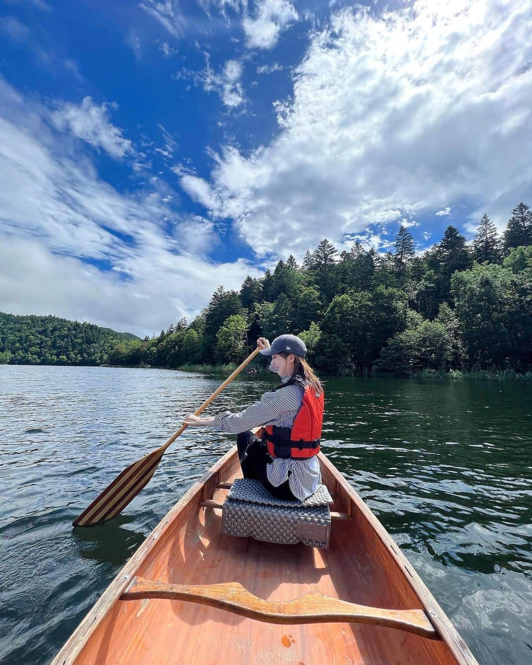 石井亜美さんのインスタグラム写真 - (石井亜美Instagram)「🌱  夏の美幌旅のなかで連れて行って頂いた チミケップ湖のカヌー🛶  まるでモネの世界のような景色に 終始うっとりであった…！  野鳥が大好きなので (鳴き声と姿で種類を特定するのが趣味であり特技😂) タッキーと、鳥を見つけながら湖上散策！  めちゃくちゃ心満たされる時間だった…！ (人生2回目のセイコーマートとの記念写真を添えて🤣)  道東の自然を感じたい方！ 今回私がガイドして頂いたタッキーをご紹介したい🙆‍♀️ @takimasan ( @peacankikaku ) 冬の時期はスノーシューや、流氷ツアーも❄️  北海道に行く予定がある方、お近くの方！ ぜひご連絡してみてね！  #hokkaido #美幌 #美幌町 #北海道 #北海道旅行 #オホーツク　#津別 #チミケップ湖」9月23日 12時59分 - ami_ishii_